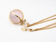 Pendentif de luxe en or jaune 18 carats et quartz rose naturel orné d'un orbe sacré