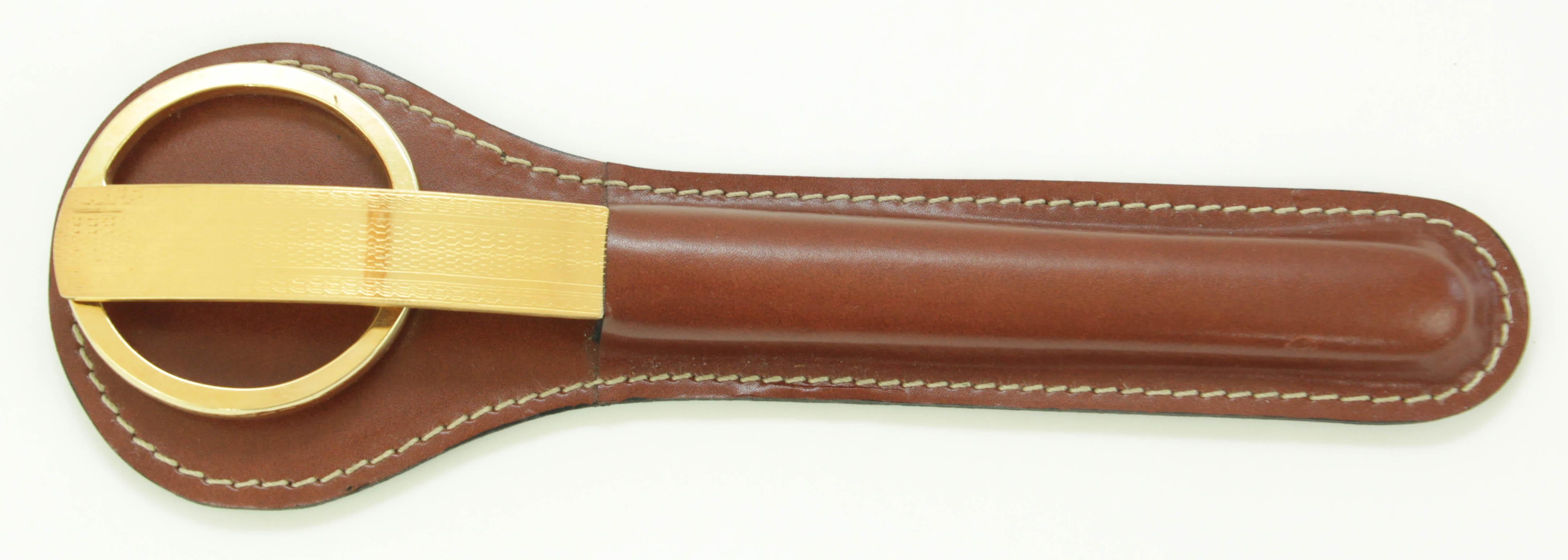 Luxuriöses Schreibtischset aus Sattelleder und Messing.
Jacque Adnet Stil italienischen Schreibtisch-Set Schere und Brieföffner mit Leder-Etui.
Klassisches und traditionelles Luxus-Schreibtisch-Lederset mit Schere und Brieföffner aus