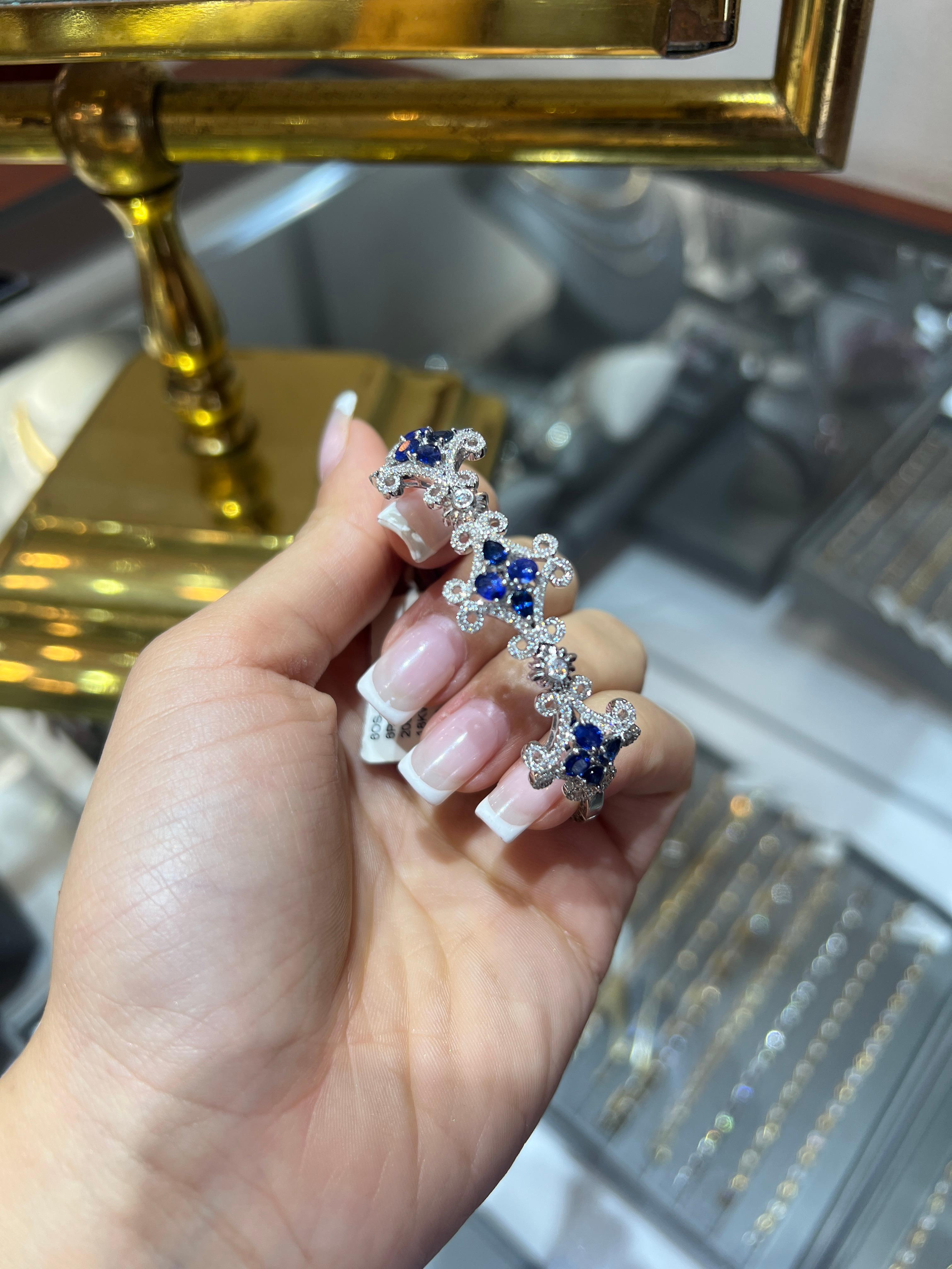 Bracelet manchette de luxe en saphir et diamant, or blanc 18K, ajustement flexible 3.61 carat en vente 4