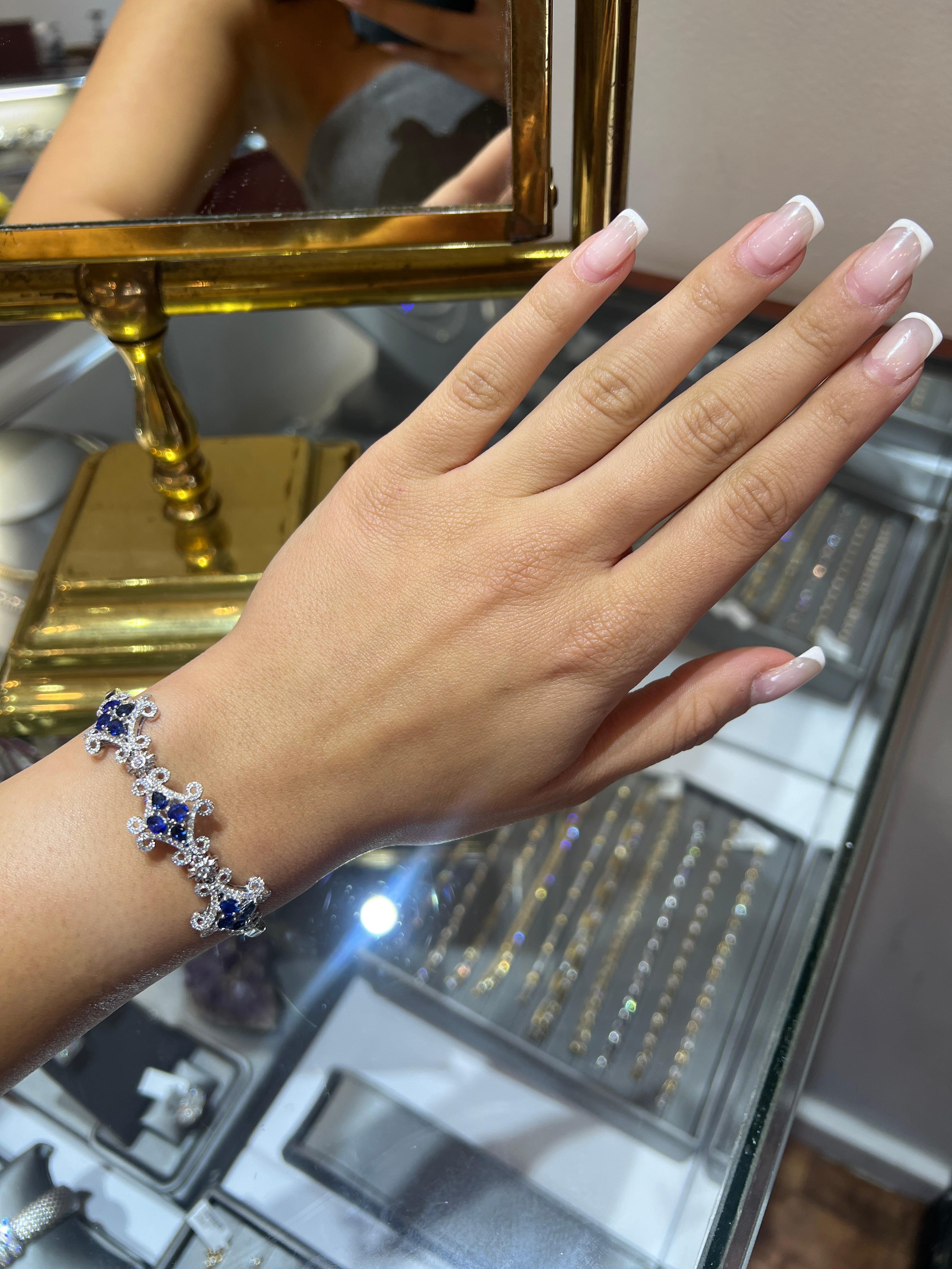 Élégant, complexe et magnifiquement articulé, ce bracelet manchette flexible en or blanc 18 carats capture le luxe intemporel avec une présentation éclatante de saphirs bleus de Ceylan naturels totalisant 2,62 carats, accentués par 1,00 carat de