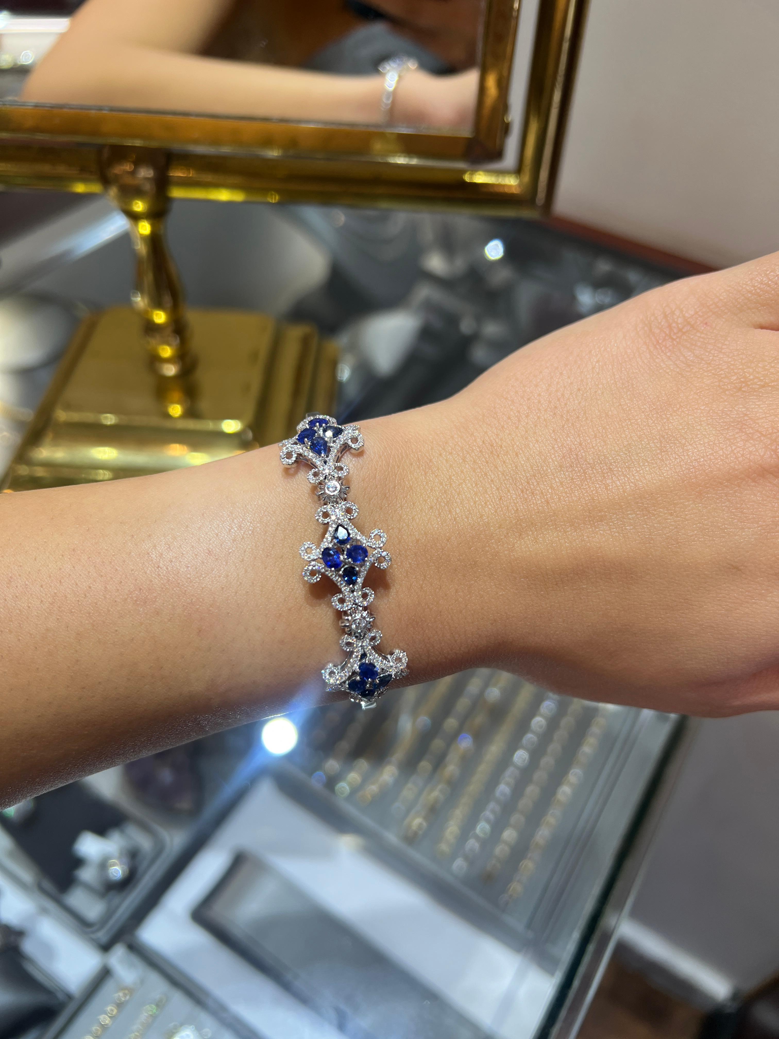 Bracelet manchette de luxe en saphir et diamant, or blanc 18K, ajustement flexible 3.61 carat en vente 2