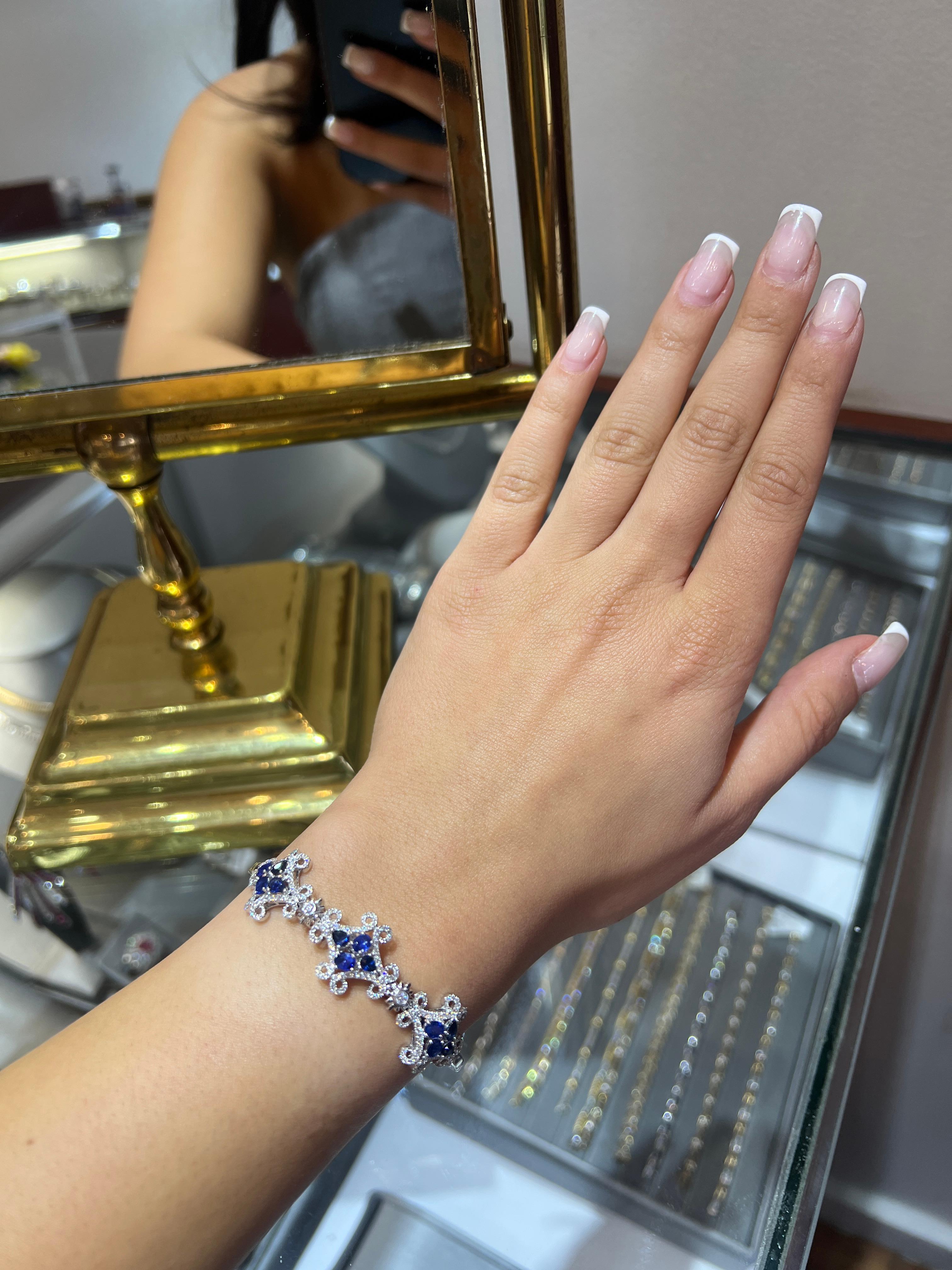 Bracelet manchette de luxe en saphir et diamant, or blanc 18K, ajustement flexible 3.61 carat Pour femmes en vente