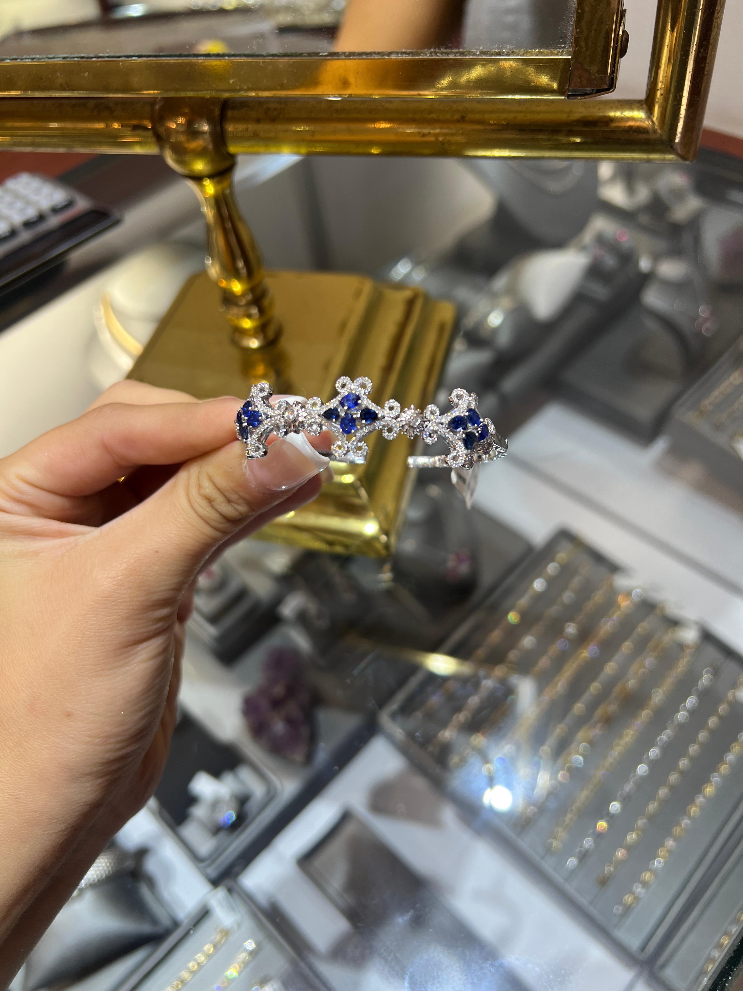 Taille ovale Bracelet manchette de luxe en saphir et diamant, or blanc 18K, ajustement flexible 3.61 carat en vente