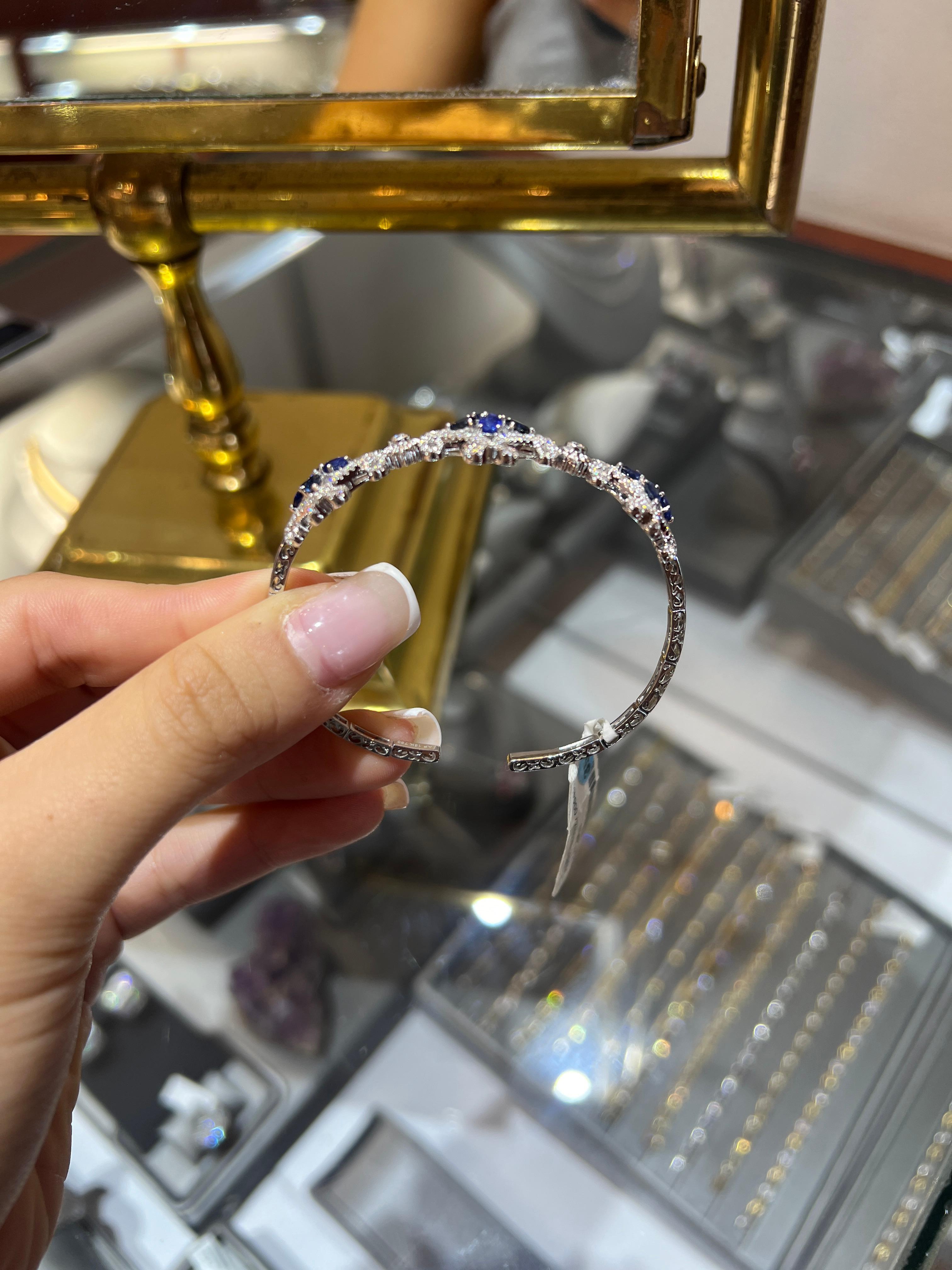 Bracelet manchette de luxe en saphir et diamant, or blanc 18K, ajustement flexible 3.61 carat en vente 3
