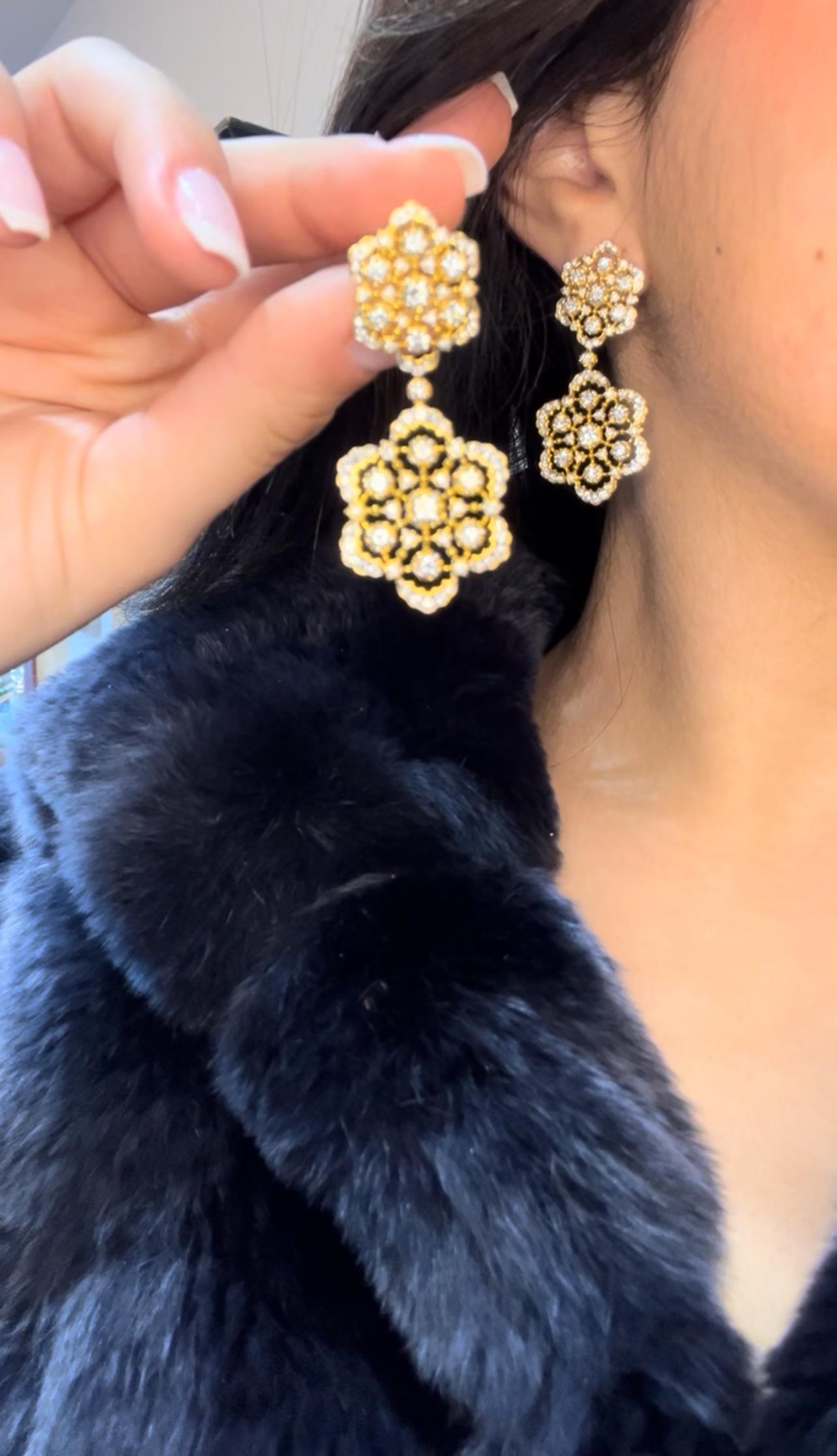 Audacieuses et incontestablement luxueuses, ces boucles d'oreilles en or jaune 18 carats faites à la main en Italie présentent un pendentif en forme de goutte florale spectaculaire avec des bordures festonnées et un travail ajouré raffiné. Bien