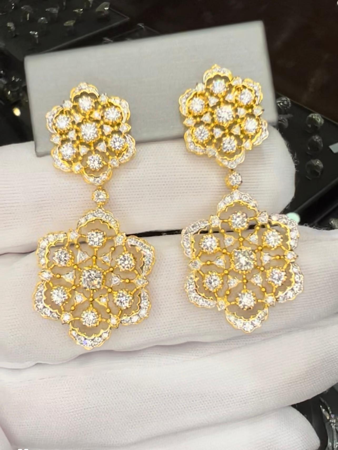 Contemporain Boucles d'oreilles luxueuses en or jaune 18 carats avec pendentif en diamant ajouré et festonné, 4,75 ct. en vente