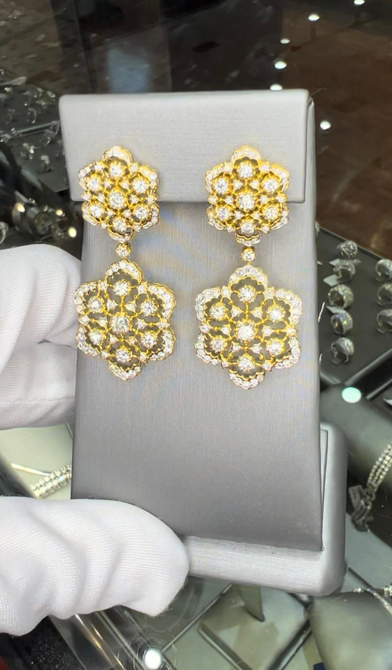 Taille ronde Boucles d'oreilles luxueuses en or jaune 18 carats avec pendentif en diamant ajouré et festonné, 4,75 ct. en vente