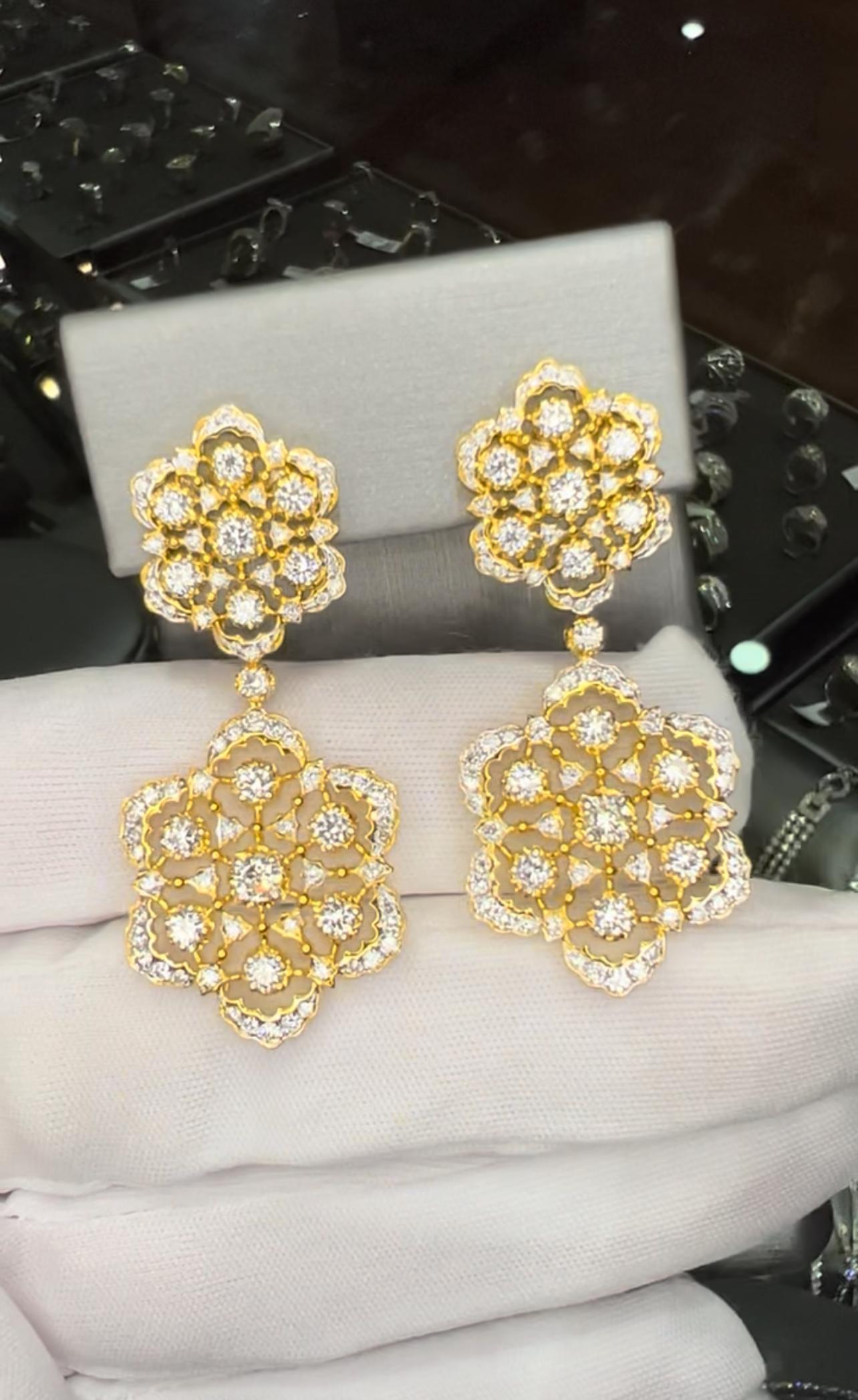 Boucles d'oreilles luxueuses en or jaune 18 carats avec pendentif en diamant ajouré et festonné, 4,75 ct. Neuf - En vente à Great Neck, NY