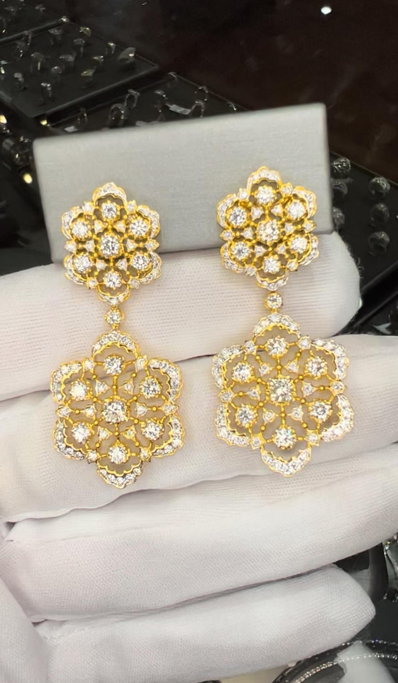Boucles d'oreilles luxueuses en or jaune 18 carats avec pendentif en diamant ajouré et festonné, 4,75 ct. Pour femmes en vente