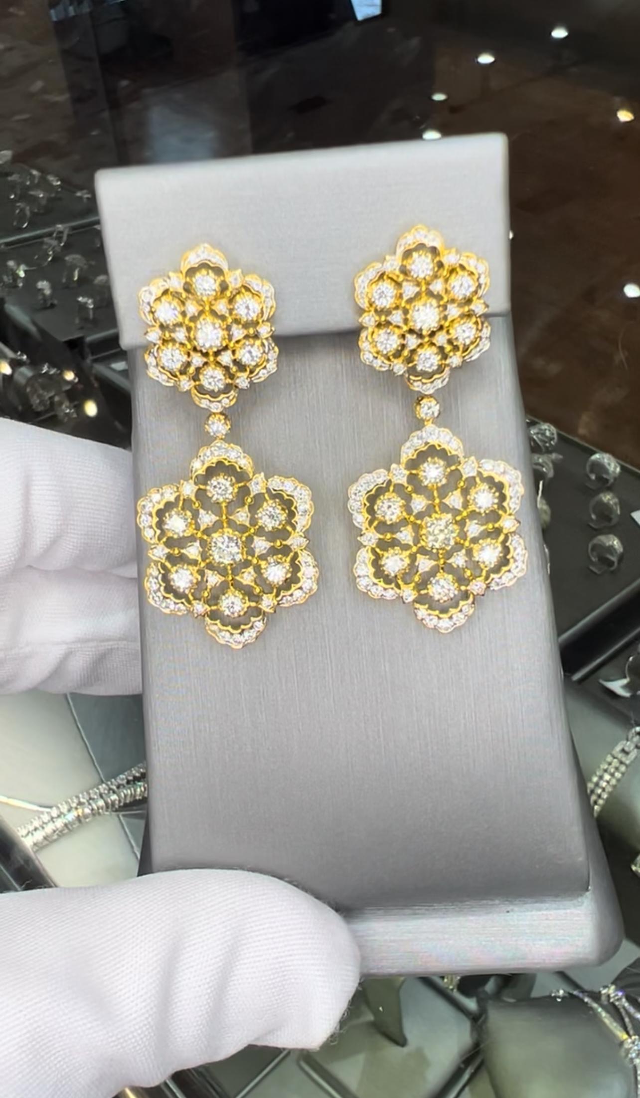 Boucles d'oreilles luxueuses en or jaune 18 carats avec pendentif en diamant ajouré et festonné, 4,75 ct. en vente 1