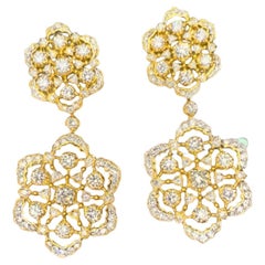 Orecchini di lusso con diamanti a lavorazione aperta e smerlata in oro giallo 18 carati, pendente da 4,75 ct.