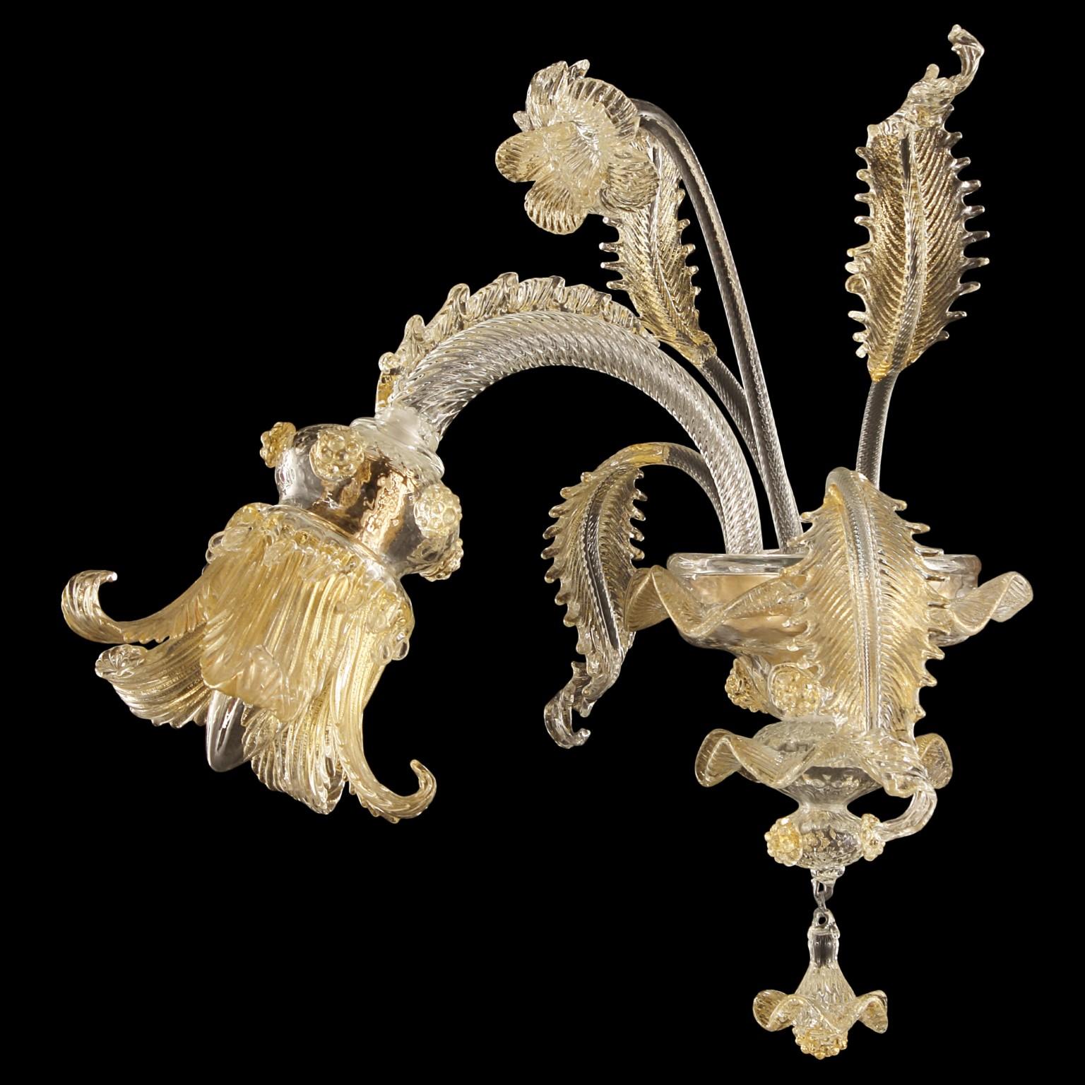 Luxury sconce 1 arm crystal and gold Murano glass Golden Century86 by Multiforme
The collection of artistic glass chandeliers Golden Century 086 is a tribute to the golden and luxurious Venice of the XVIIIth. The design of this collection recalls