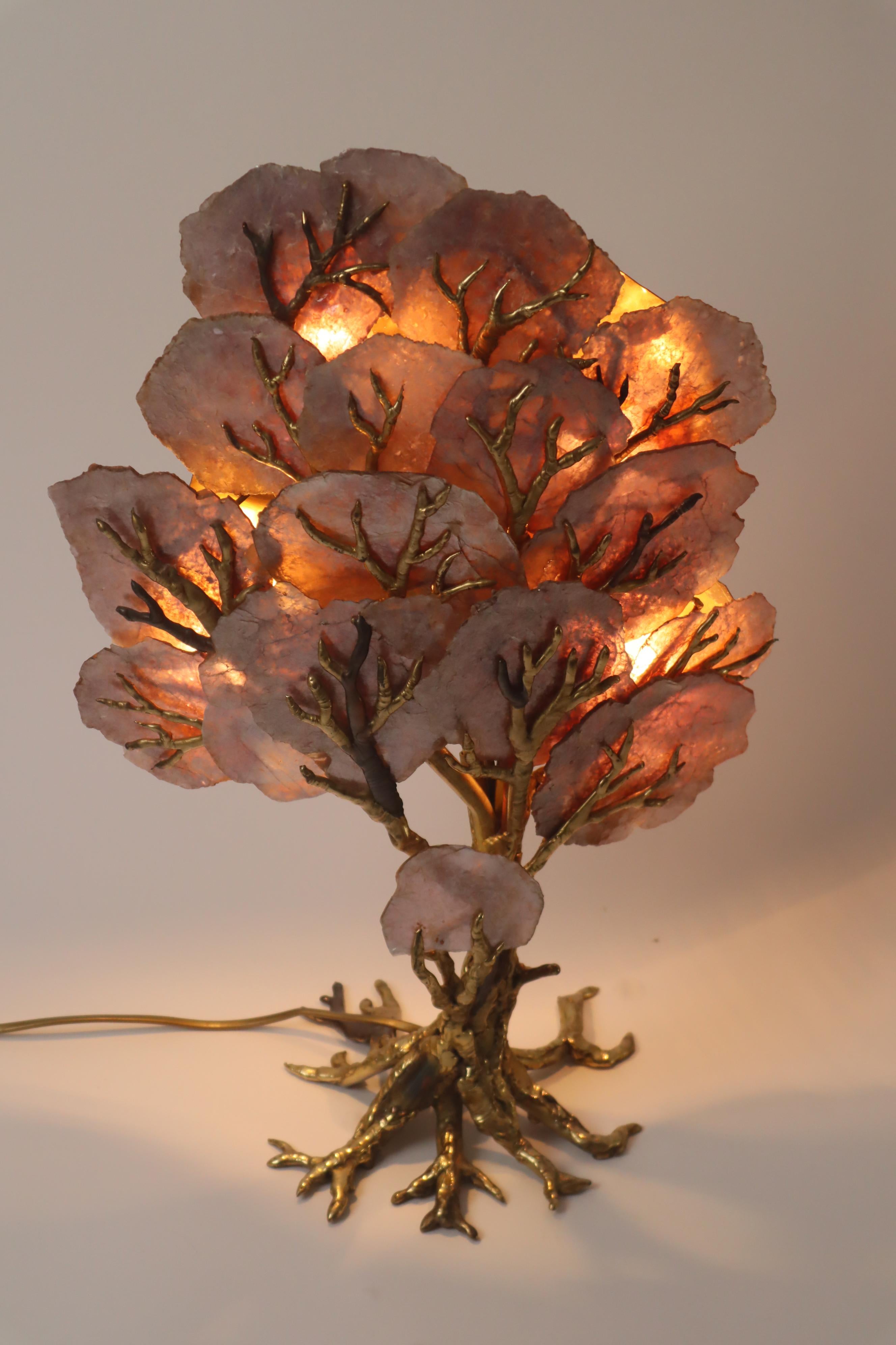  Descubre una escultura de lámpara de árbol vintage de Richard Faure para La Maison Honore. Esta lámpara está hecha de latón y piedras de yeso moradas. Es una pieza única y decorativa hecha a mano,  está iluminado por cuatro bombillas que dan luz a