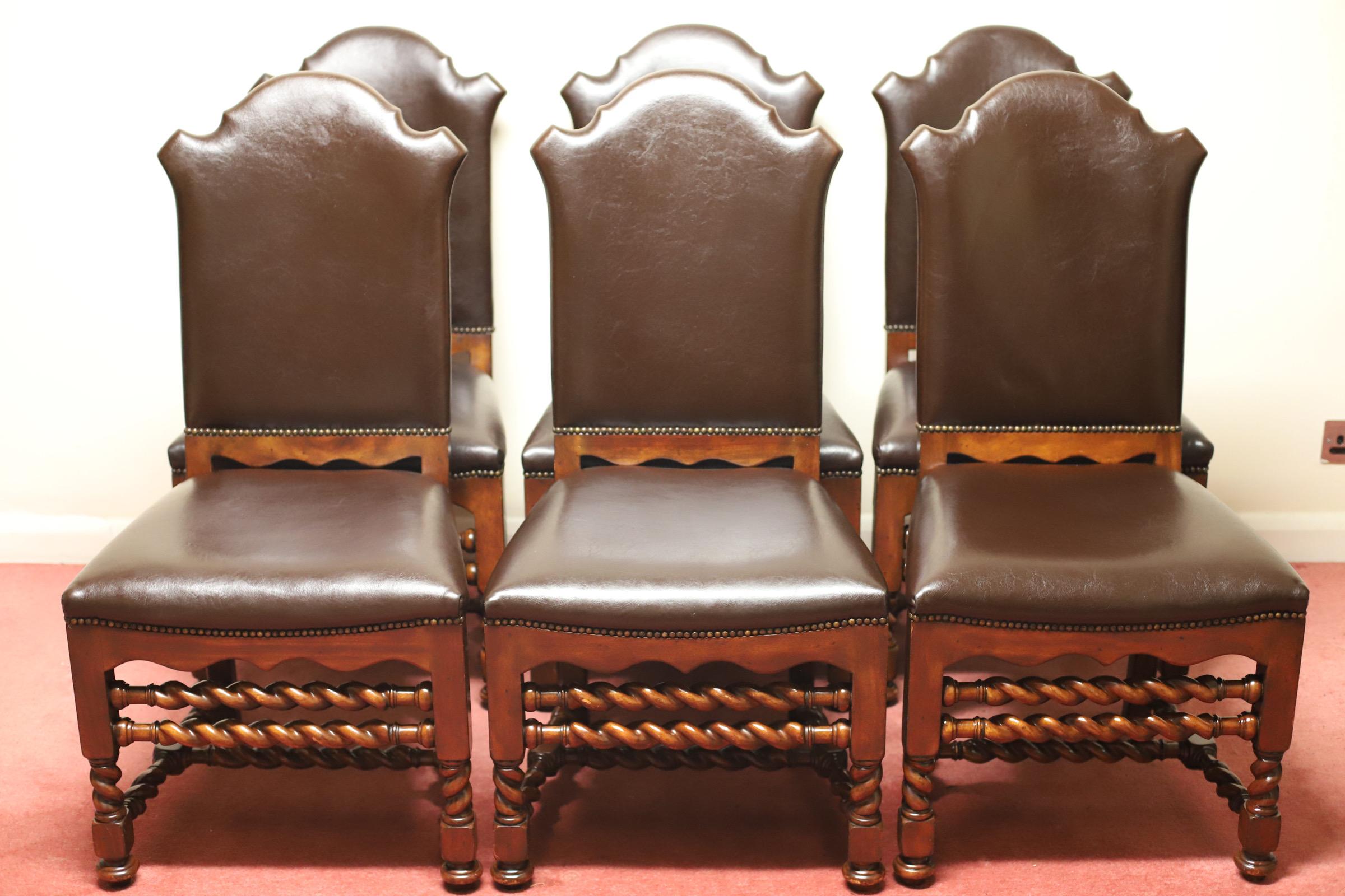 Schöner Satz von 6 modernen, spiralförmig gedrehten Esszimmerstühlen aus Kastanienholz von Theodore Alexander.
Die Sitze und Rückenlehnen sind mit weichem braunem Leder gepolstert - mit feuerhemmenden Sicherheitsetiketten, die unter der weichen