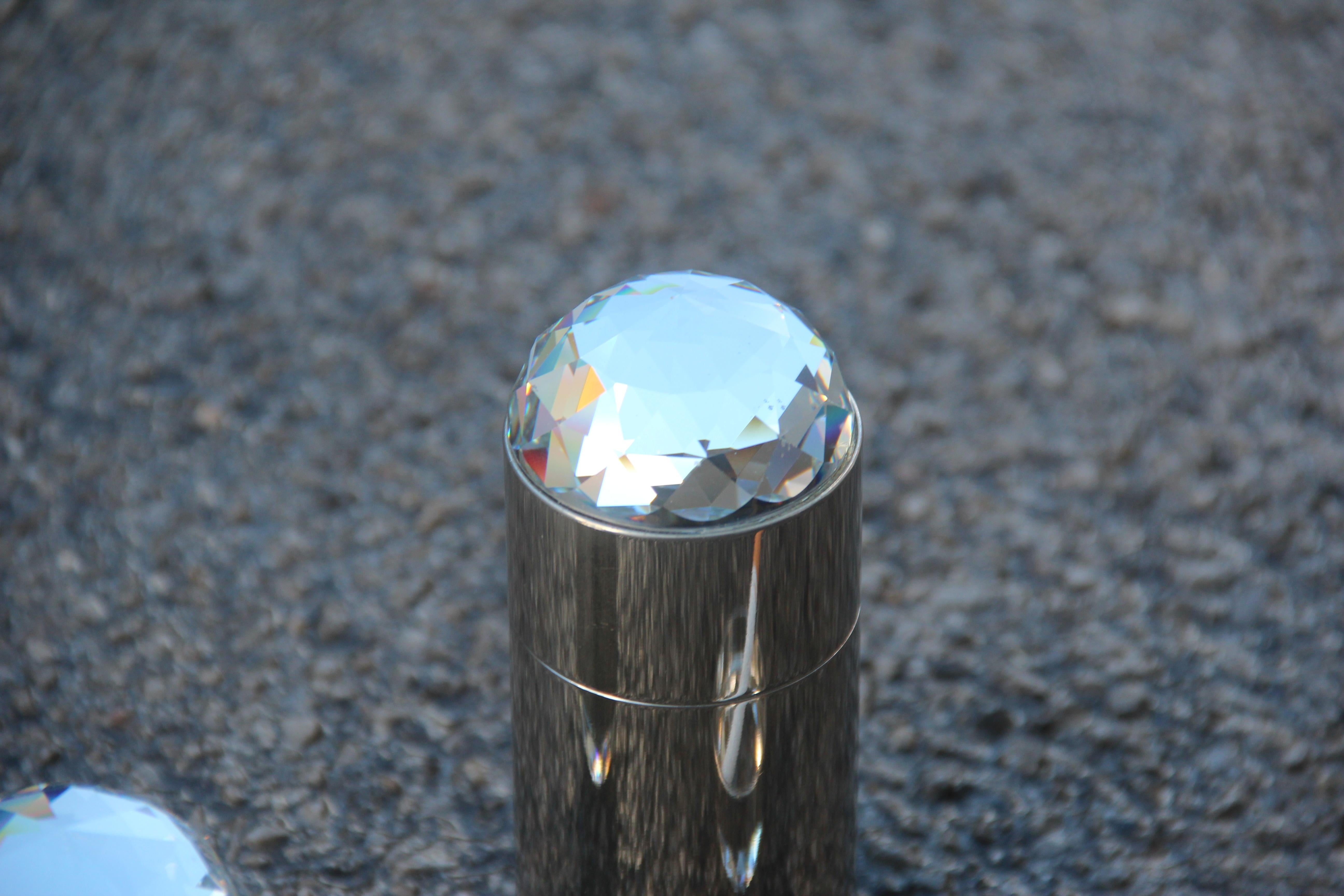 Luxus-Set Rauch Stahl und 1970 Swarovsky Kristalle für eine große Yacht Diamanten chic.
Wertvolle Objekte von großem Wert, von großer Qualität der Ausführung.
Zigarettenschachtel Höhe cm.13.5, Durchmesser cm.5.
Feuerzeug Höhe cm.9, Durchmesser