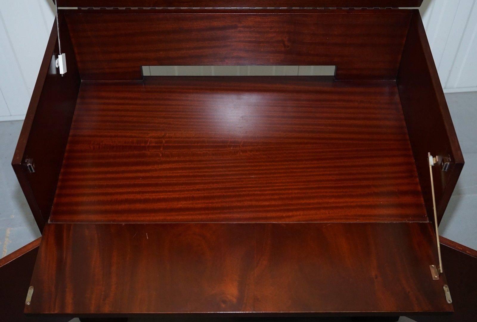 Luxury Shaw of London Flamed Mahogany Record Player Cabinet Military Campaign In Good Condition In West Sussex, Pulborough