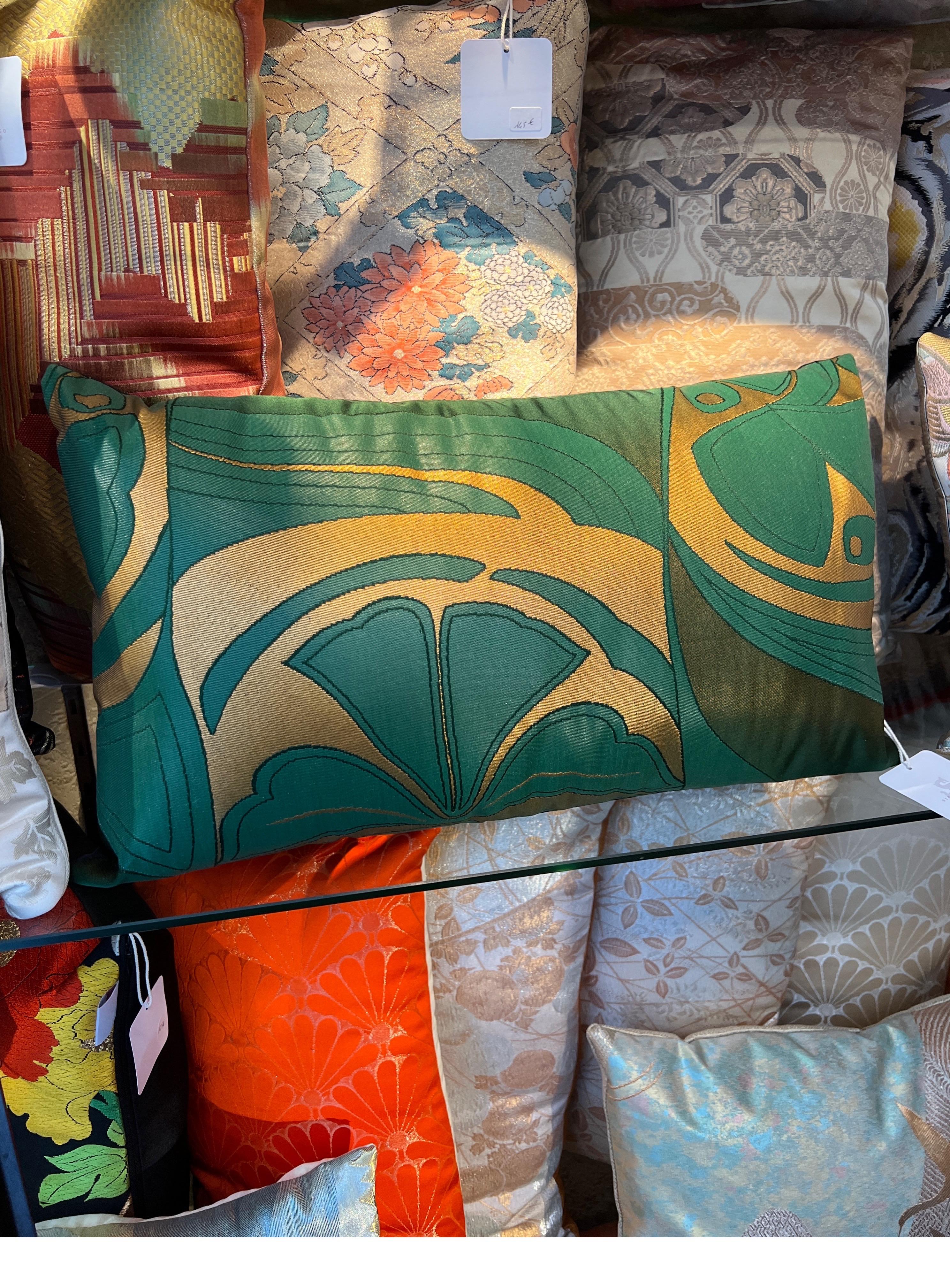 Un spectaculaire oreiller en lombar wowen en soie et fils métalliques.

Acheter des coussins faits main chez Sinapango Interiors Paris, confectionnés à partir de soie Obi vintage fabriquée dans le quartier de Nishijin à Kyoto au Japon, c'est non