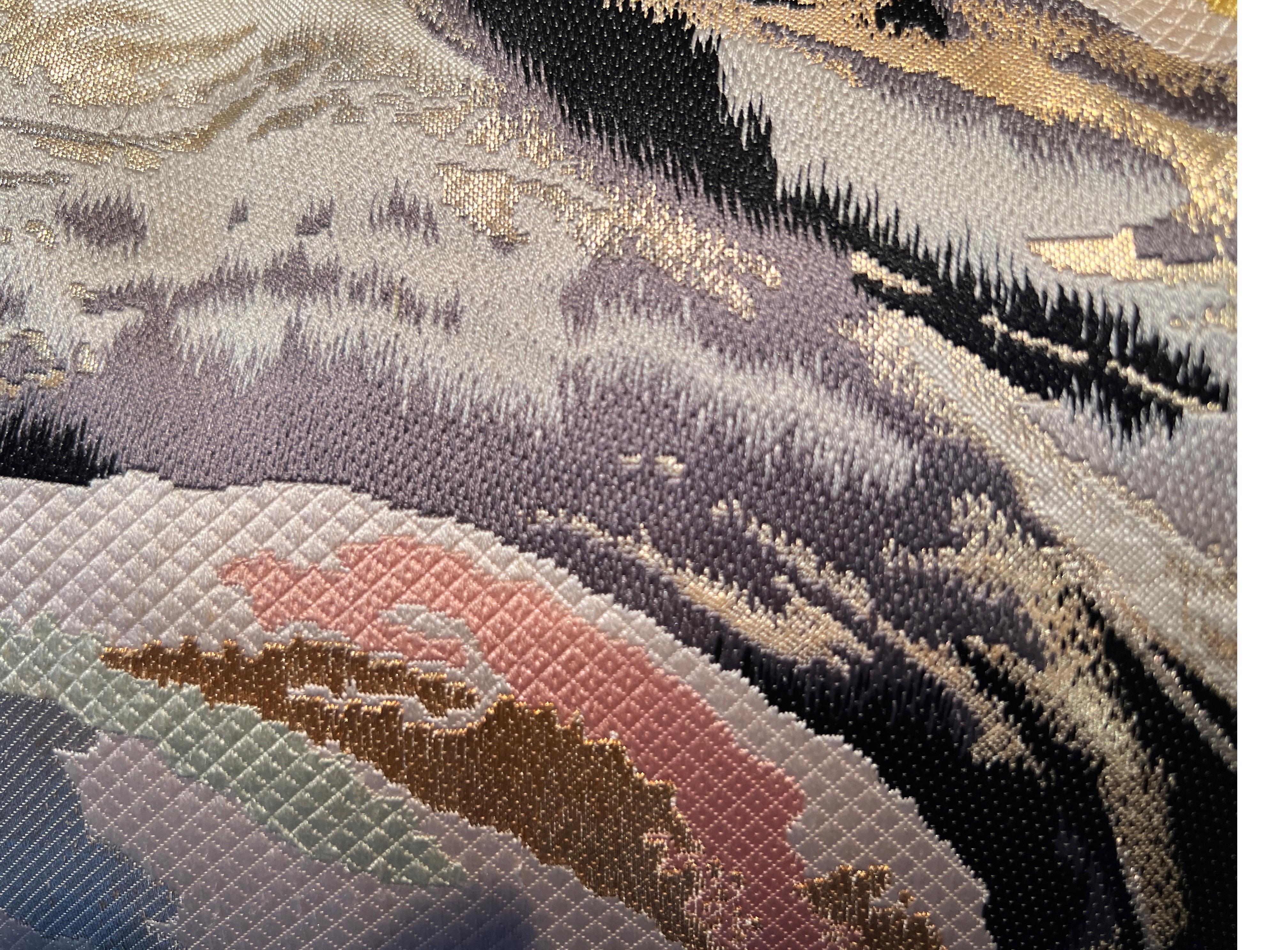 Un spectaculaire oreiller en lombar wowen en soie et fils métalliques.

Acheter des coussins faits main chez Sinapango Interiors Paris, confectionnés à partir de soie Obi vintage fabriquée dans le quartier de Nishijin à Kyoto au Japon, c'est non