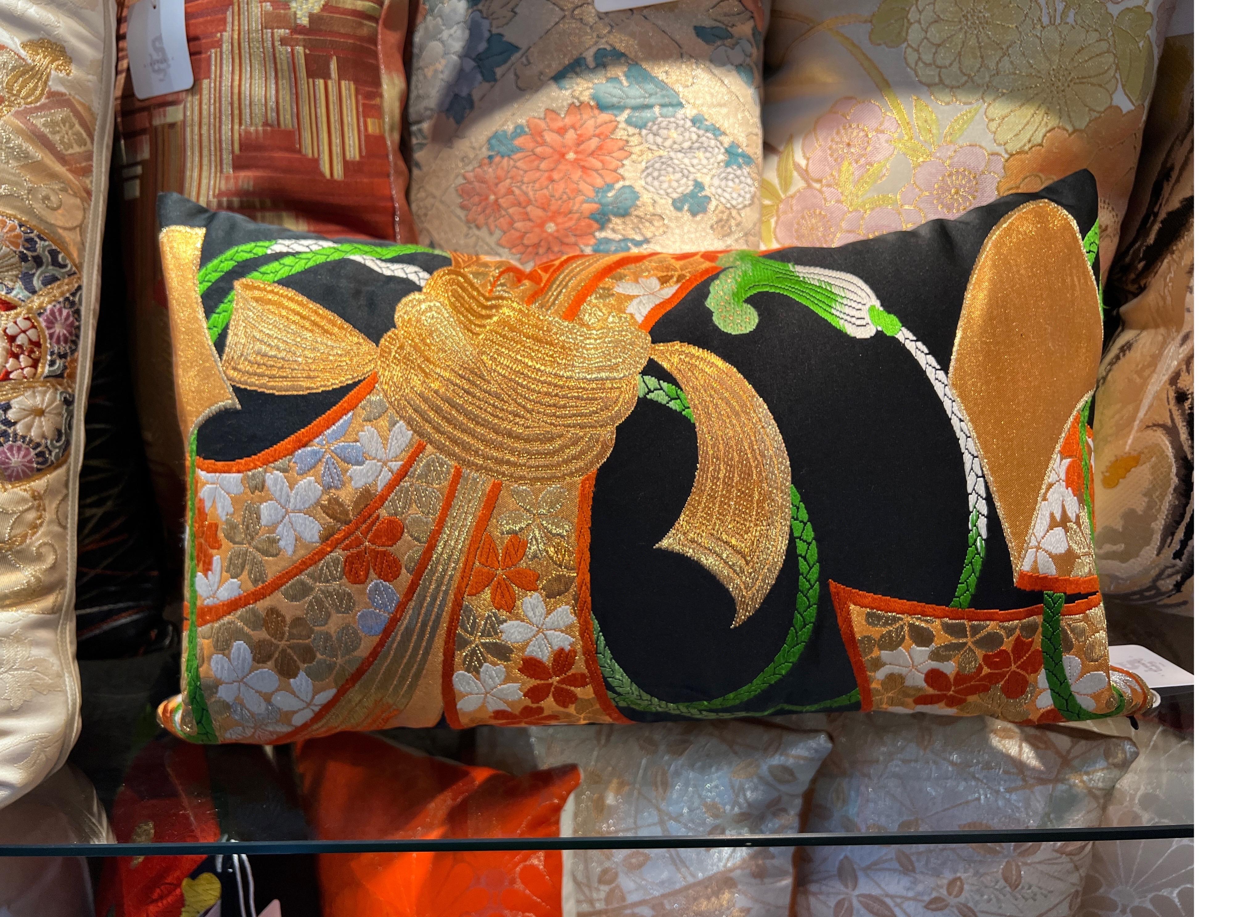 Ein spektakuläres lombardisches Kissen, gewebt aus Seide und Metallfäden.

Die handgefertigten Kissen von Sinapango Interiors Paris, die aus alter Obi-Seide aus dem Nishijin-Distrikt in Kyoto Japan hergestellt werden, verleihen Ihrer Einrichtung