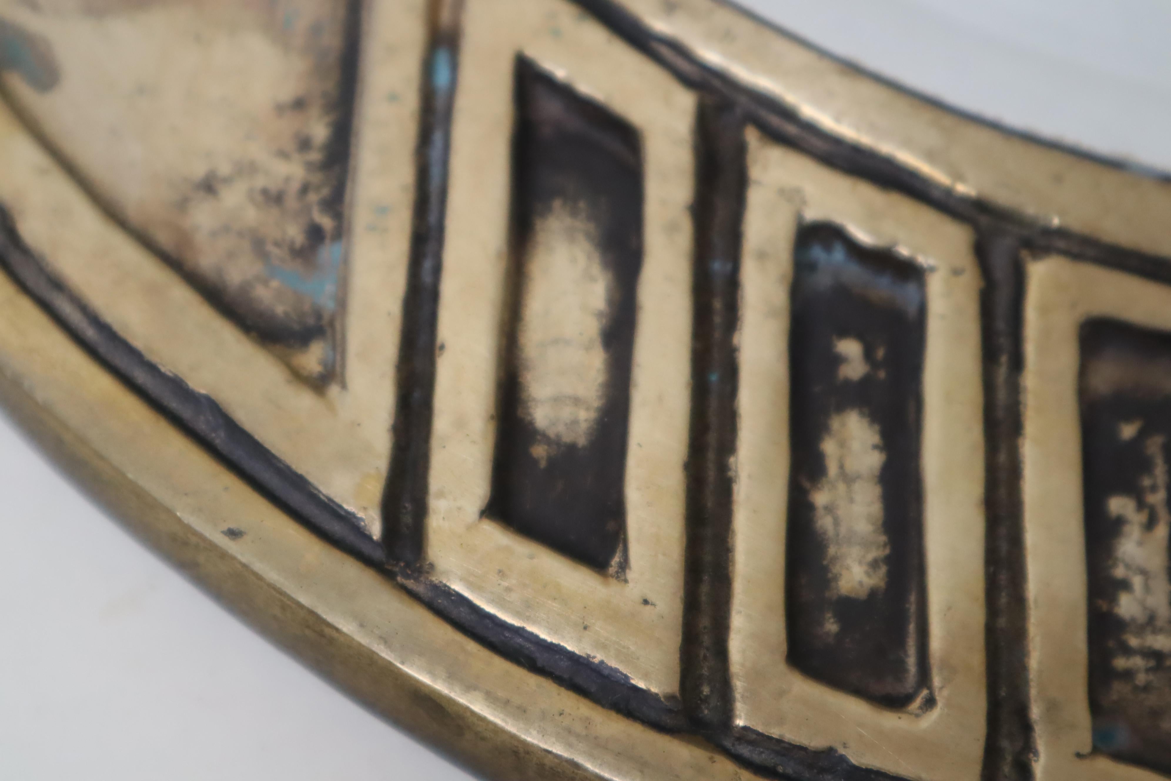 Moulage Luxueux miroir rond en laiton coulé massif au design Brutalisme du milieu du siècle en vente