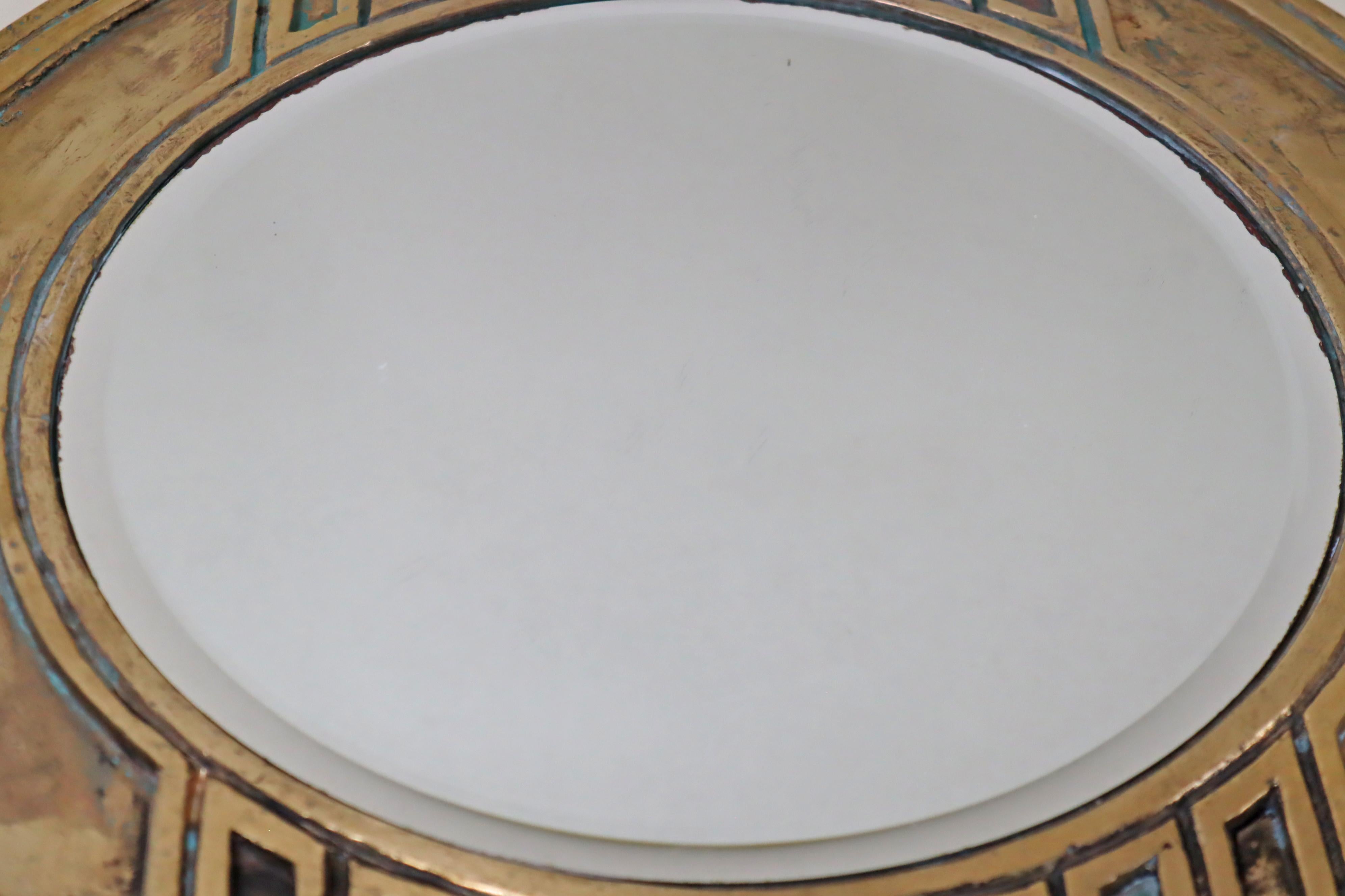 Milieu du XXe siècle Luxueux miroir rond en laiton coulé massif au design Brutalisme du milieu du siècle en vente