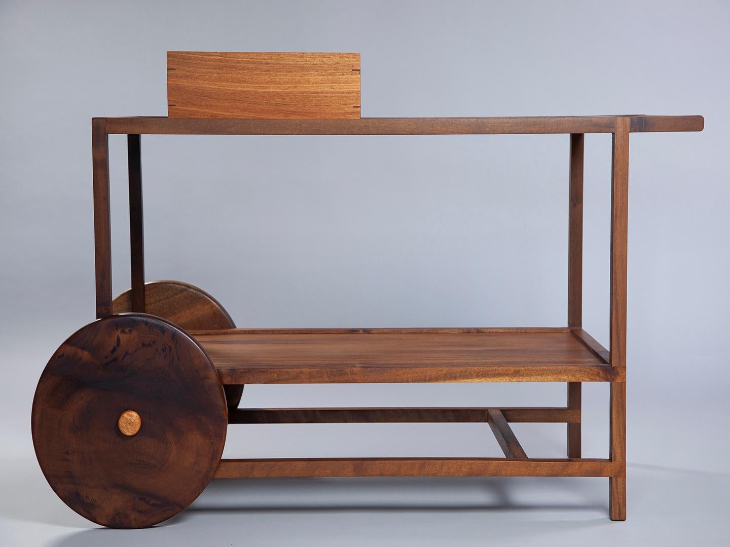 Lujoso carro de bar Pitta de madera maciza con diseño brasileño atemporal en venta 2