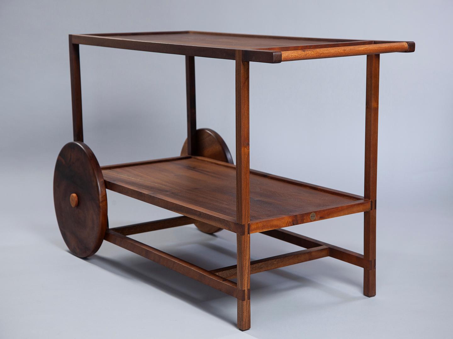 Lujoso carro de bar Pitta de madera maciza con diseño brasileño atemporal en venta 3