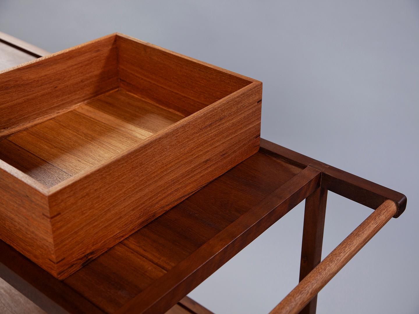 Lujoso carro de bar Pitta de madera maciza con diseño brasileño atemporal en venta 6