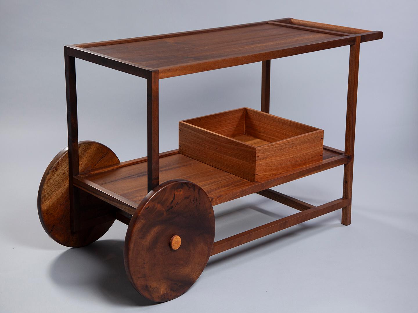 Lujoso carro de bar Pitta de madera maciza con diseño brasileño atemporal en venta 10