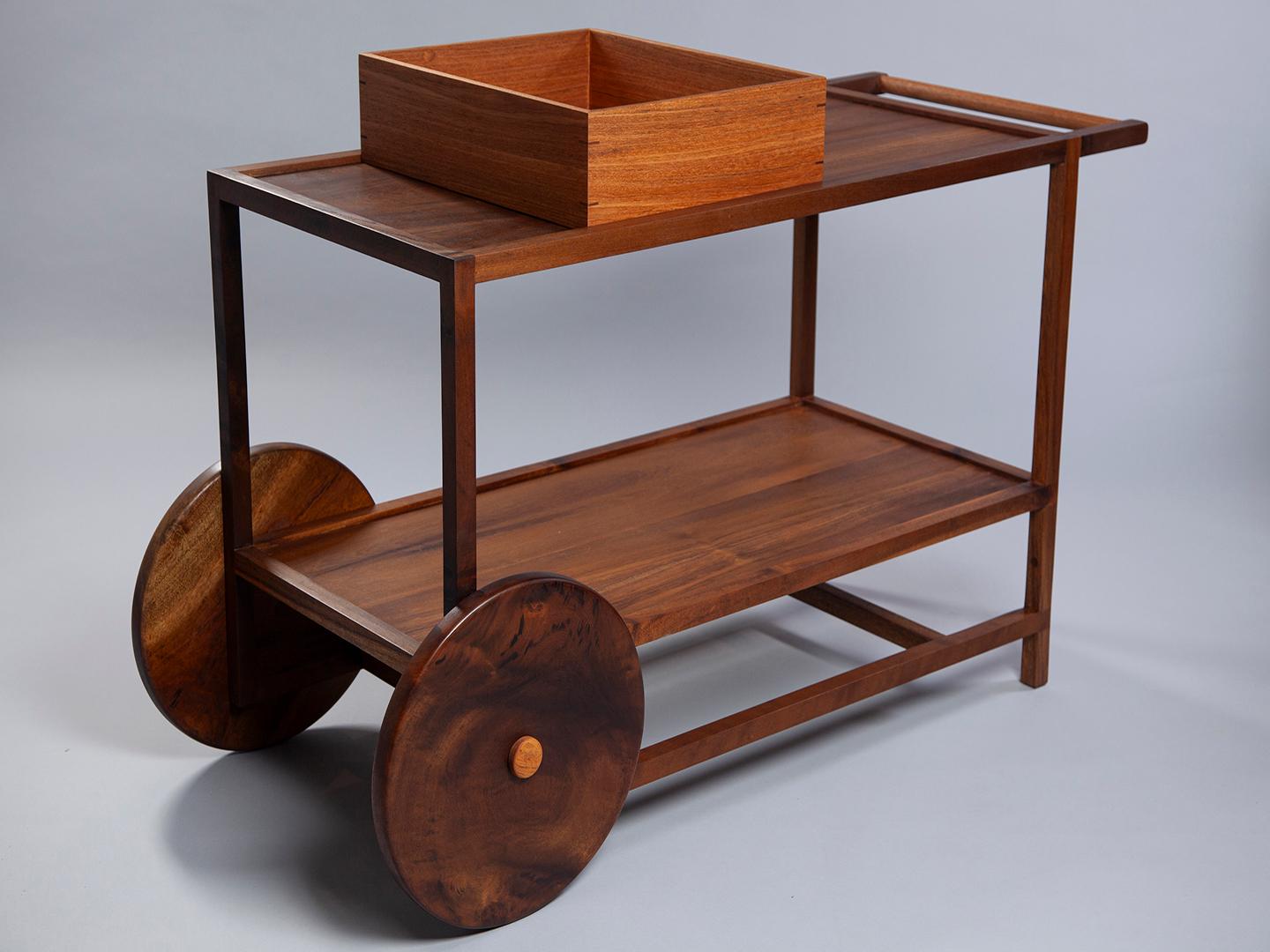 Lujoso carro de bar Pitta de madera maciza con diseño brasileño atemporal en venta 11