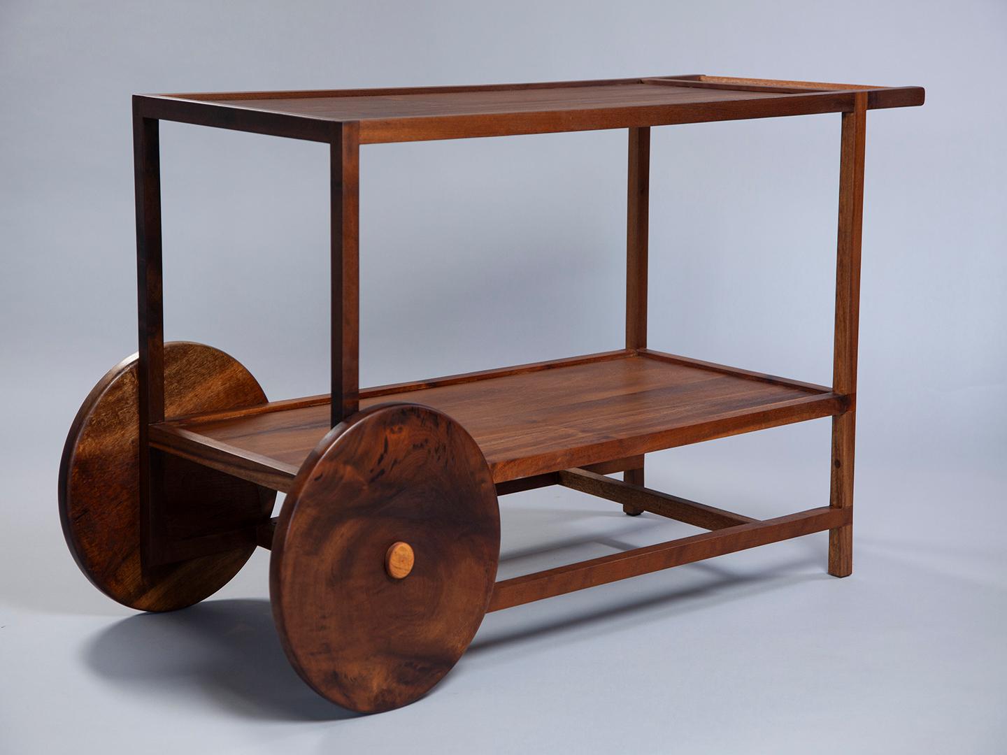 El carrito de bar Pitta es una pieza que combina funcionalidad con diseño atemporal. Fabricada en madera maciza con un acabado natural, resalta las vetas y tonos únicos del material, haciendo que cada pieza sea única.
Su diseño minimalista y
