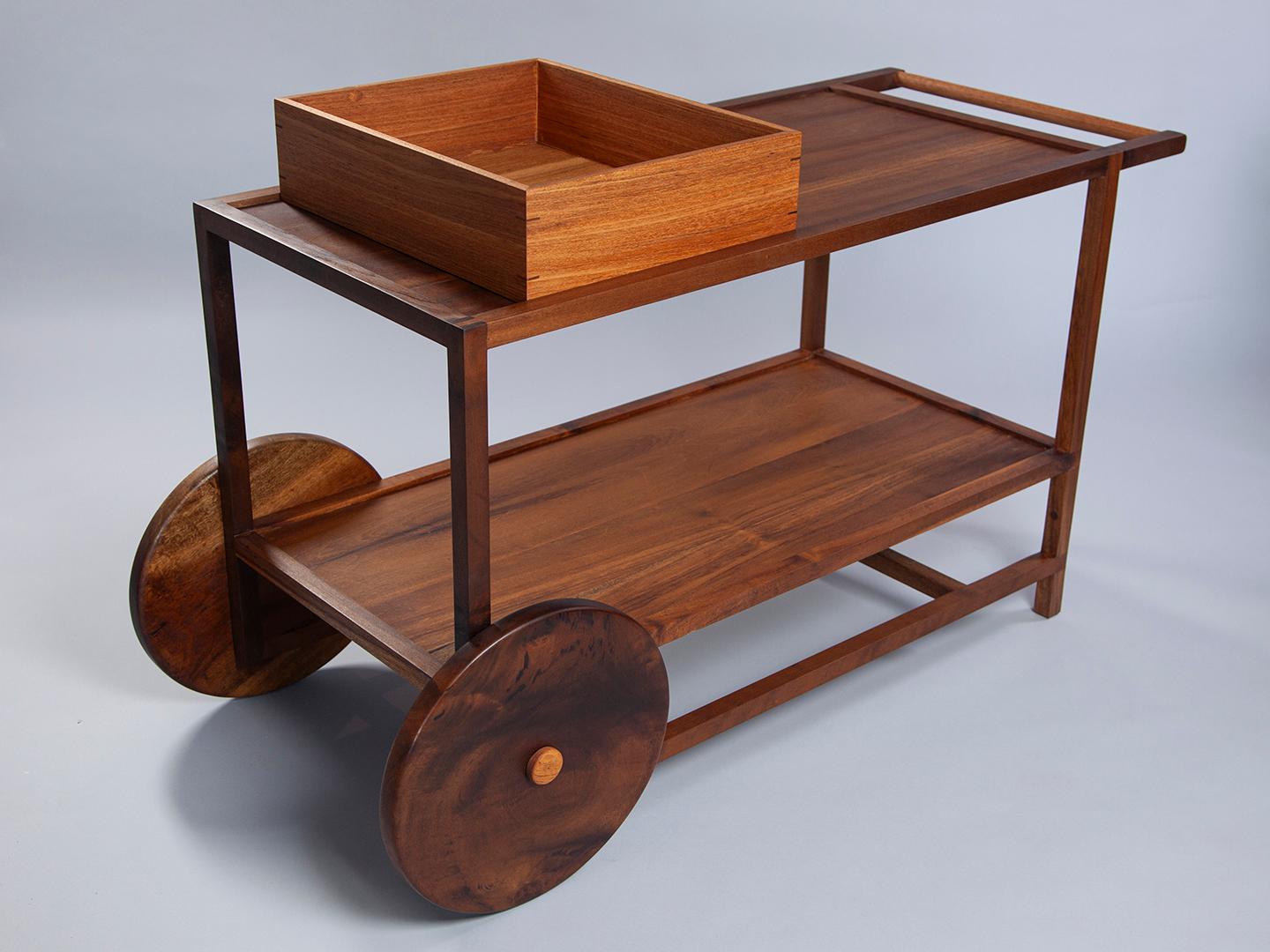 Lujoso carro de bar Pitta de madera maciza con diseño brasileño atemporal Moderno en venta