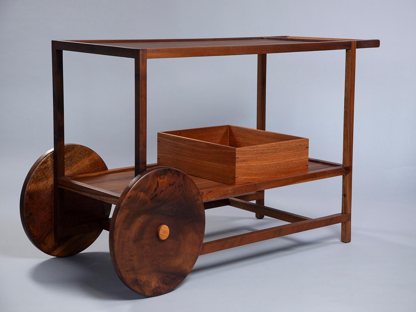 Lujoso carro de bar Pitta de madera maciza con diseño brasileño atemporal Brasileño en venta