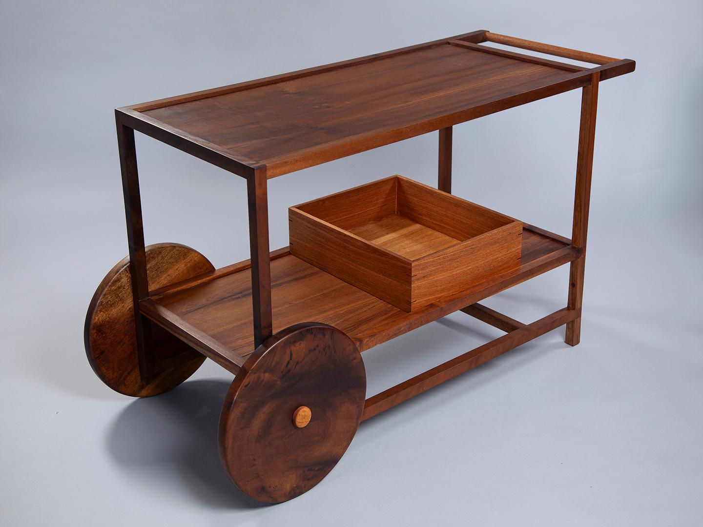 Lujoso carro de bar Pitta de madera maciza con diseño brasileño atemporal Hecho a mano en venta