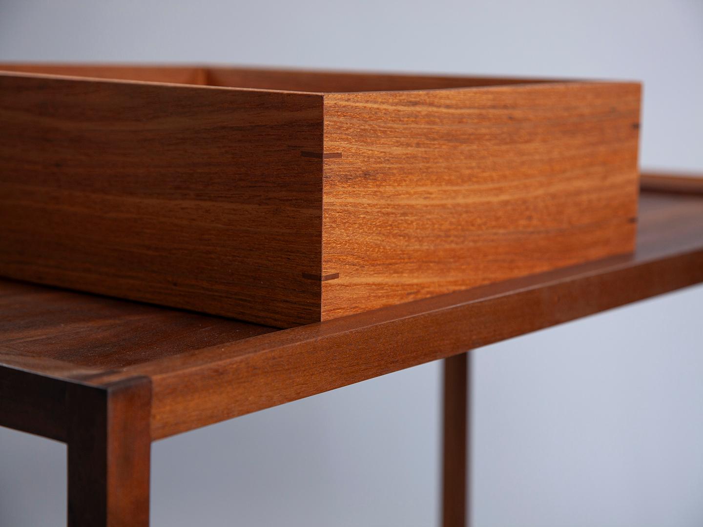 Lujoso carro de bar Pitta de madera maciza con diseño brasileño atemporal Siglo XXI y contemporáneo en venta