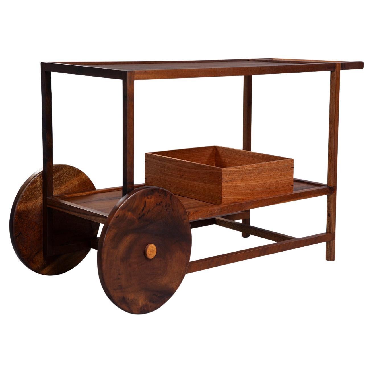 Lujoso carro de bar Pitta de madera maciza con diseño brasileño atemporal en venta