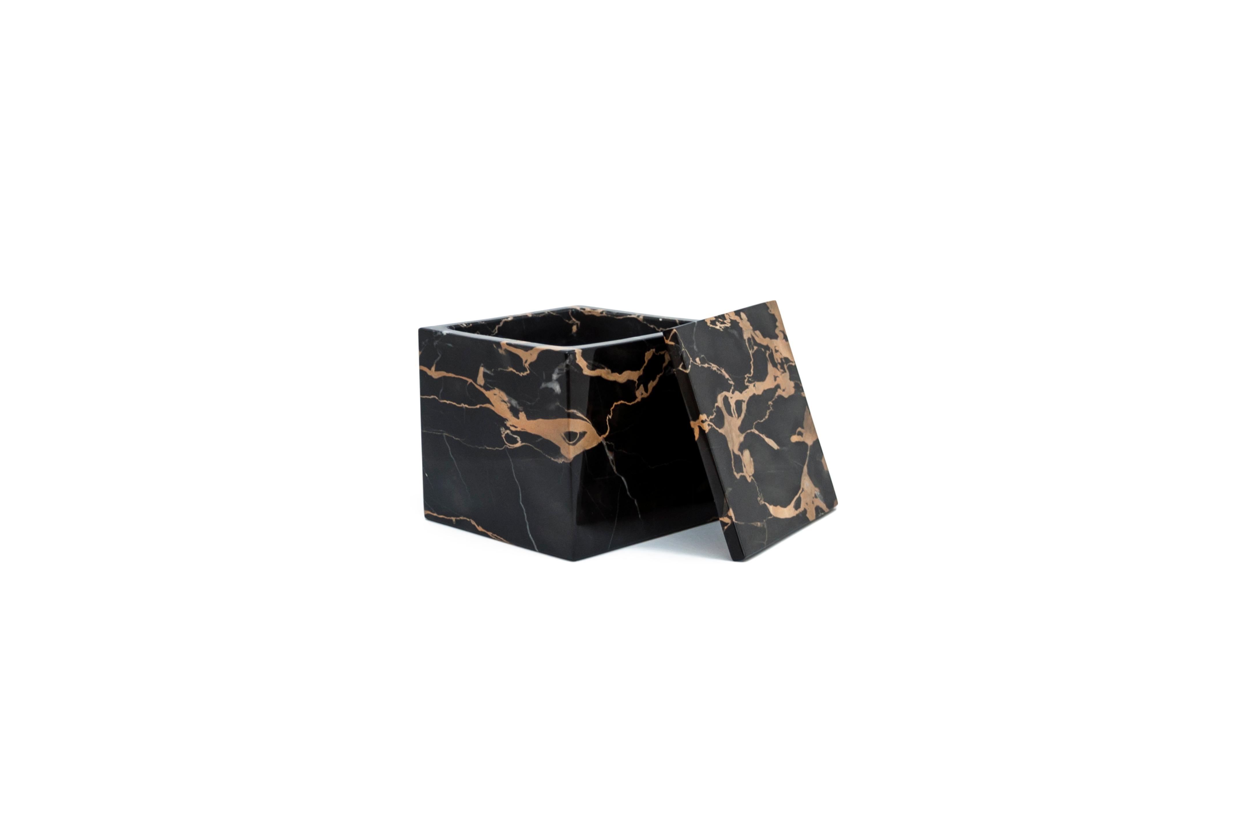 Ein luxuriöser quadratischer Dosenhalter aus dem seltenen und schönen Portoro-Marmor, der sich durch eine schwarze Basis und goldene natürliche Adern auszeichnet. Schachtelhalter Größe 9,5 x 9,5 x 9,5 cm.
Jedes Stück ist ein Unikat (da jeder