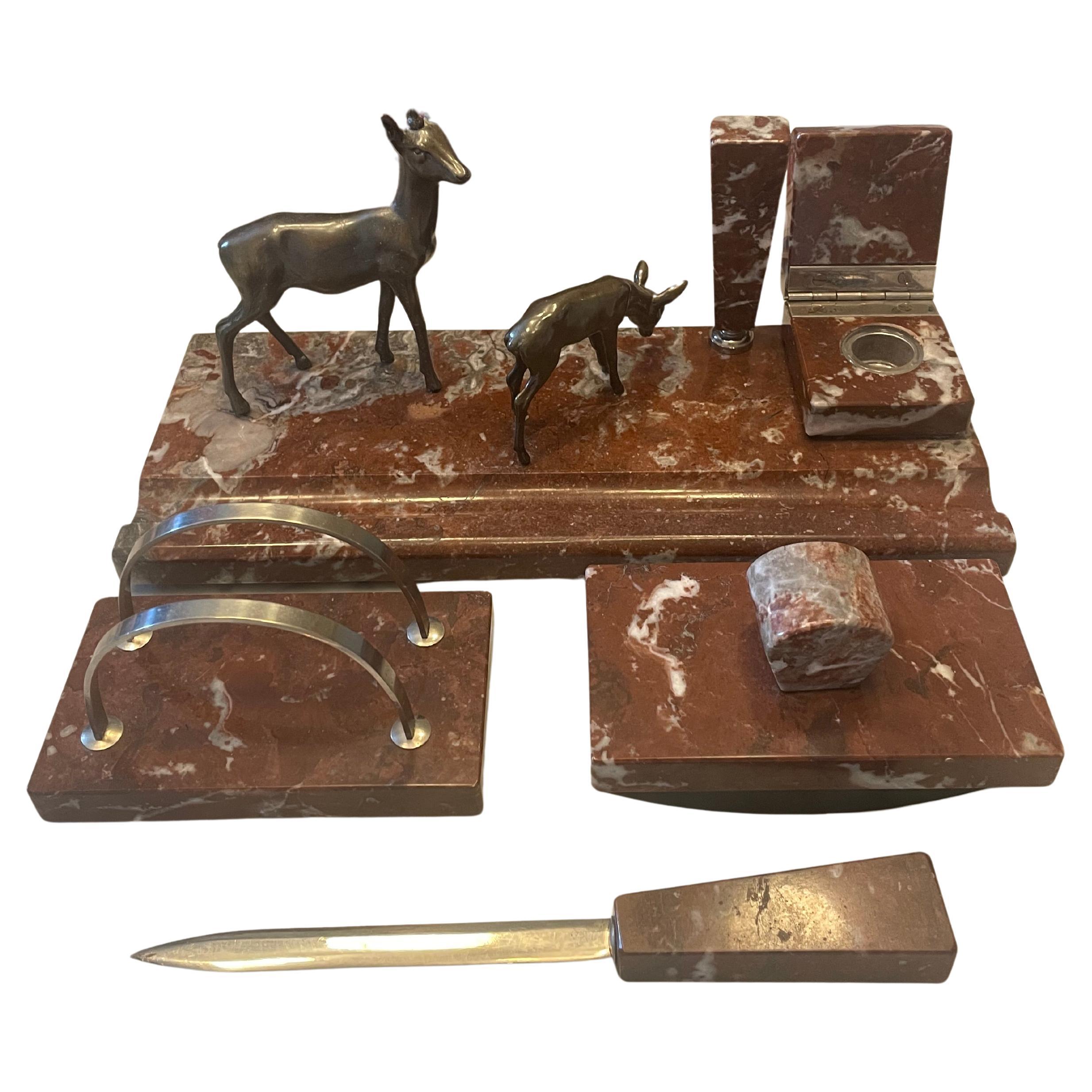 Luxuriöses schwedisches Art-Déco-Schreibtischset aus rotem Marmor und Bronze, 1920er Jahre im Angebot