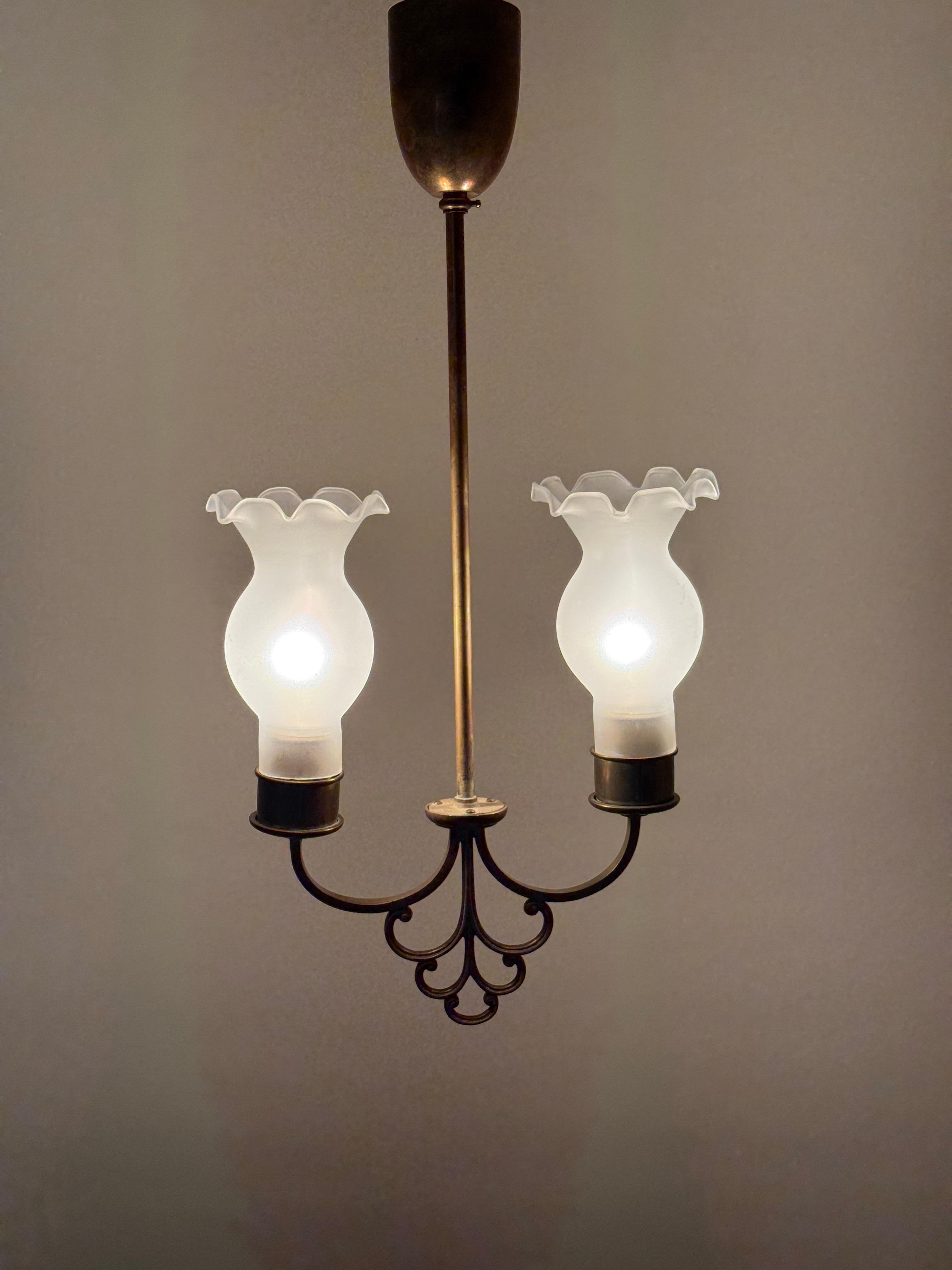 Lussuosa lampada a sospensione in stile liberty svedese in ottone e vetro in vendita 4