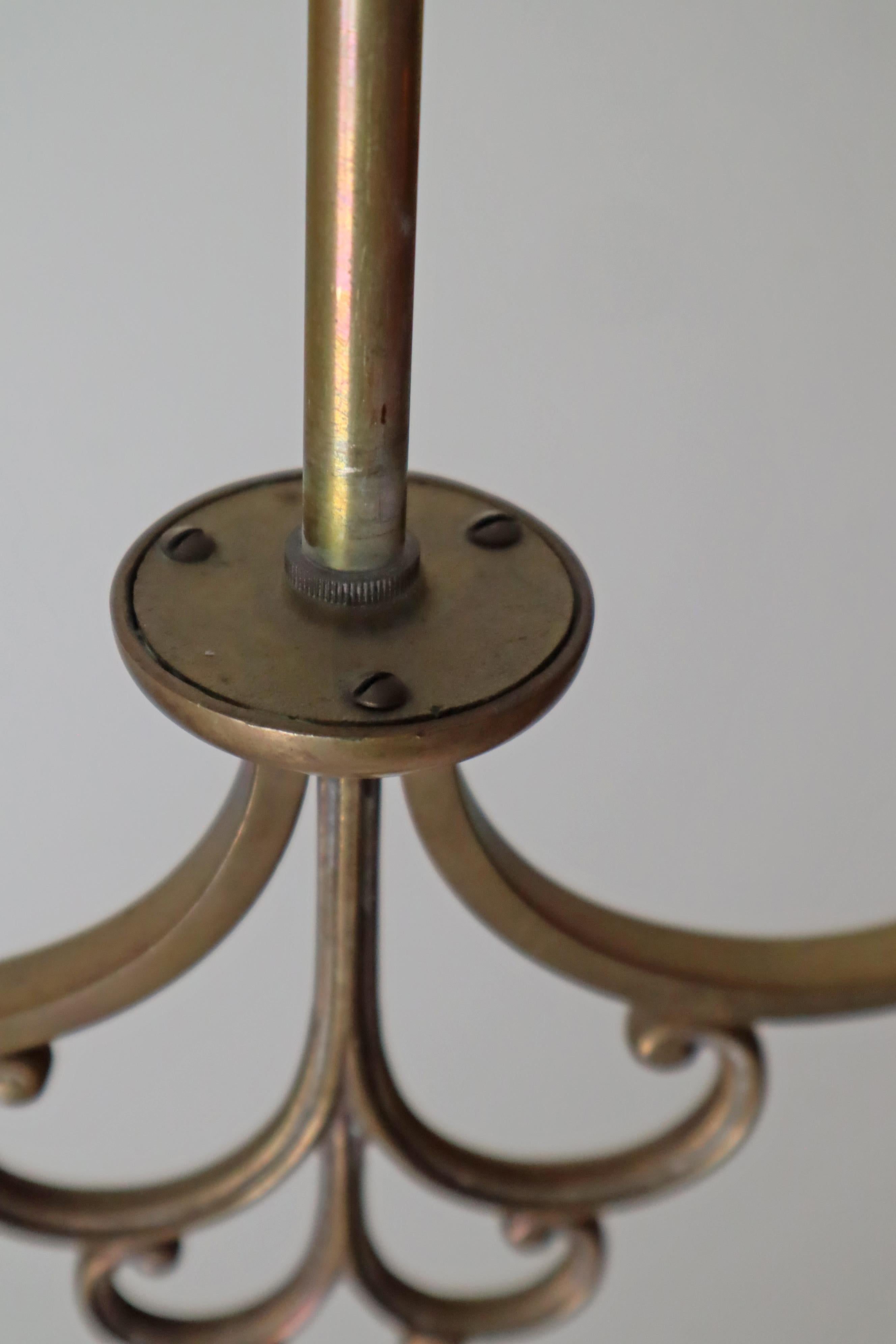 Inizio XX secolo Lussuosa lampada a sospensione in stile liberty svedese in ottone e vetro in vendita