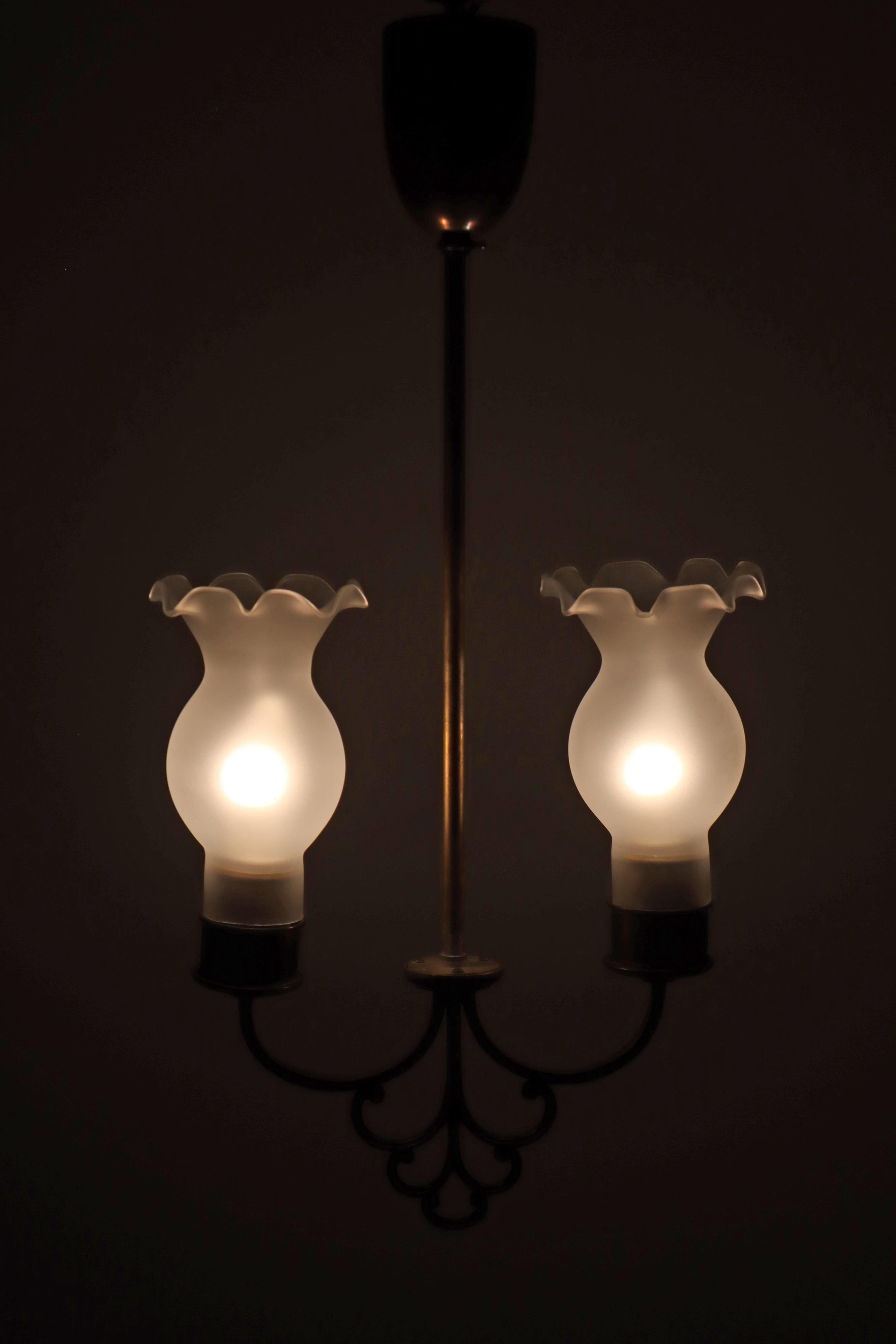 Lussuosa lampada a sospensione in stile liberty svedese in ottone e vetro in vendita 1