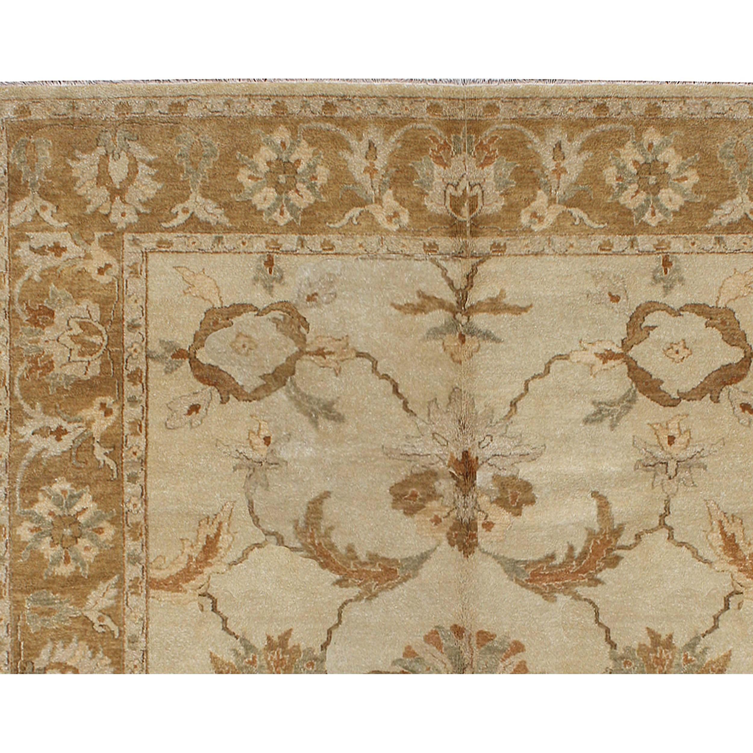 Luxury Traditional Hand-Knotted Agra Ivory & Camel 10x14 Rug In New Condition For Sale In Secaucus, NJ