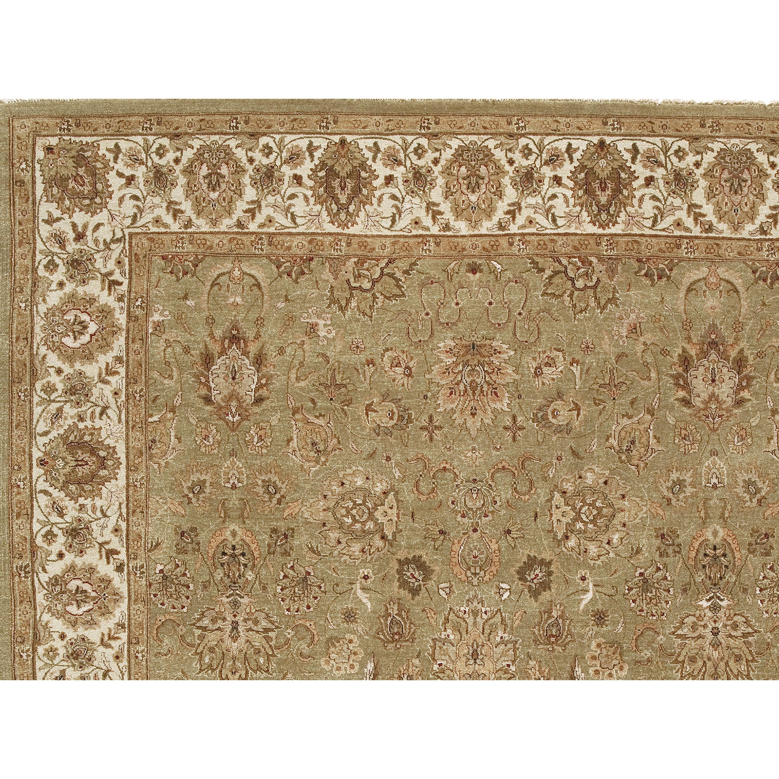 Jeder Zentimeter dieses Teppichs wird von geschickten Kunsthandwerkern in Indien sorgfältig von Hand geknüpft. Das Design spiegelt eine traditionelle, zeitlose Ästhetik wider. Hergestellt aus einer harmonischen Mischung aus Seide und kostbarer