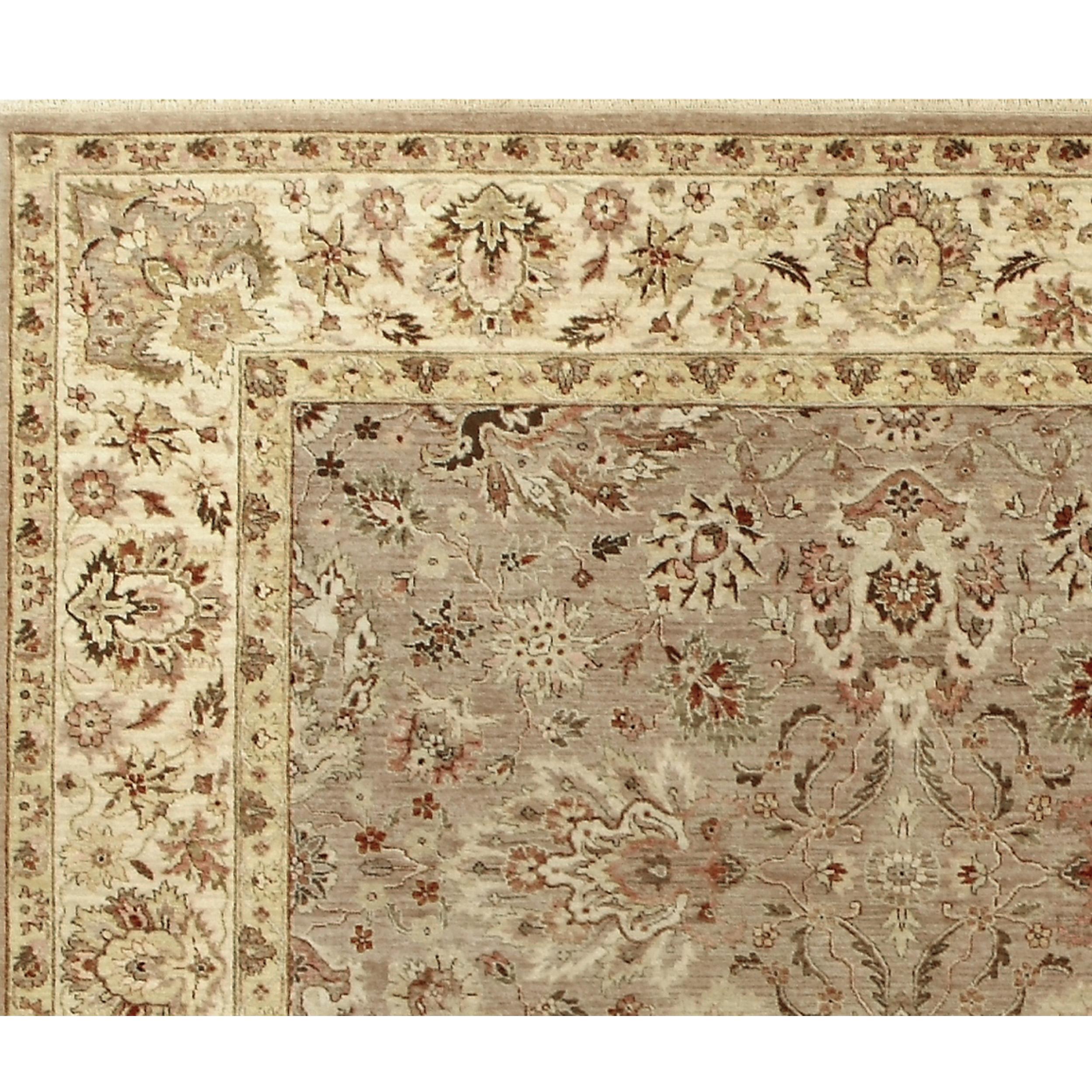 Realizzato meticolosamente, questo tappeto impiega le più intricate tecniche di tessitura tradizionali dell'India, guidate dall'esperienza di abili artigiani. Ogni tappeto è un lavoro d'amore: i tessitori a mano dedicano innumerevoli ore ad annodare