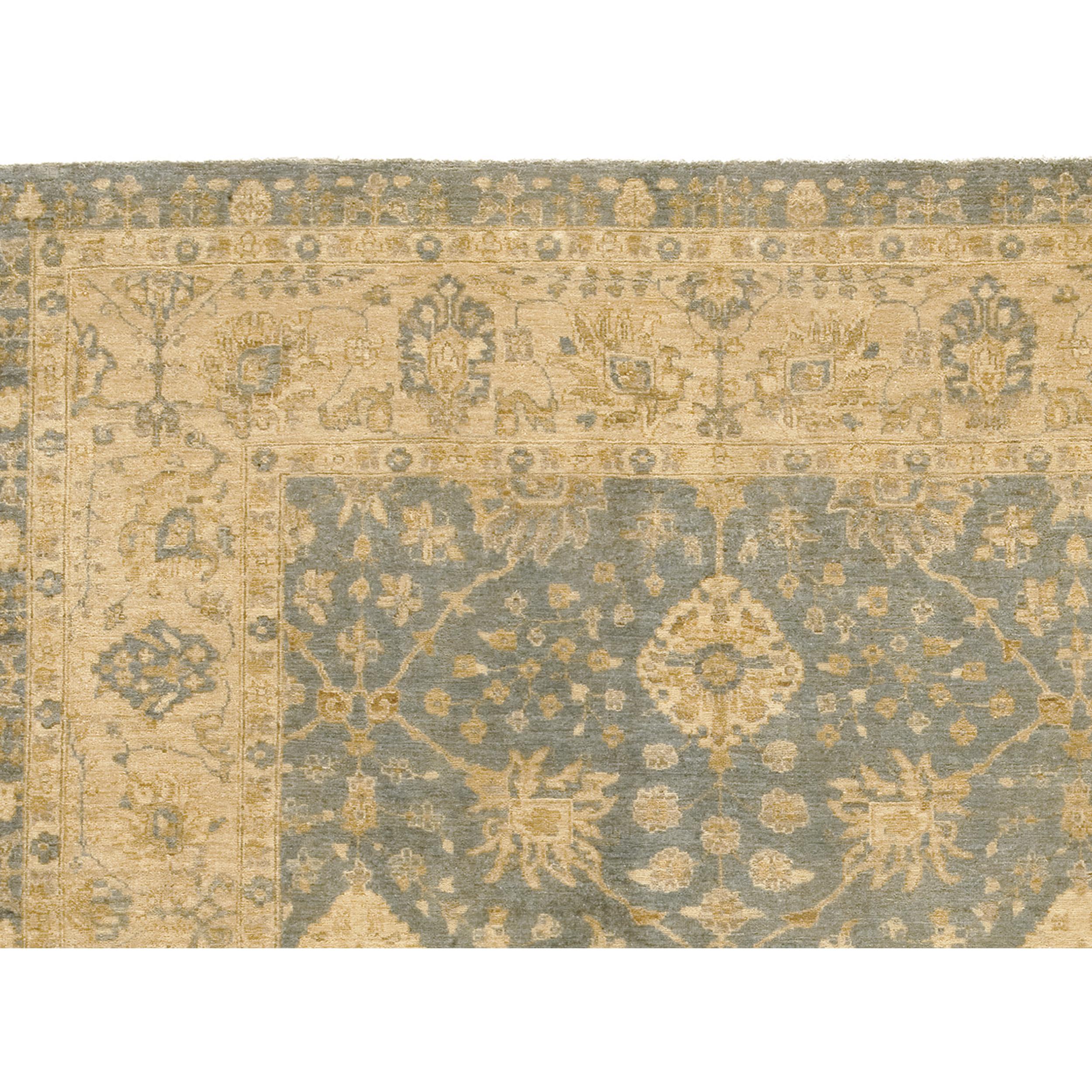 Ce tapis exquis tissé à la main provient des maîtres artisans du Pakistan, où des générations de savoir-faire en matière de tissage et une profonde appréciation de l'art de la fabrication des tapis se rejoignent. La laine utilisée est de la plus