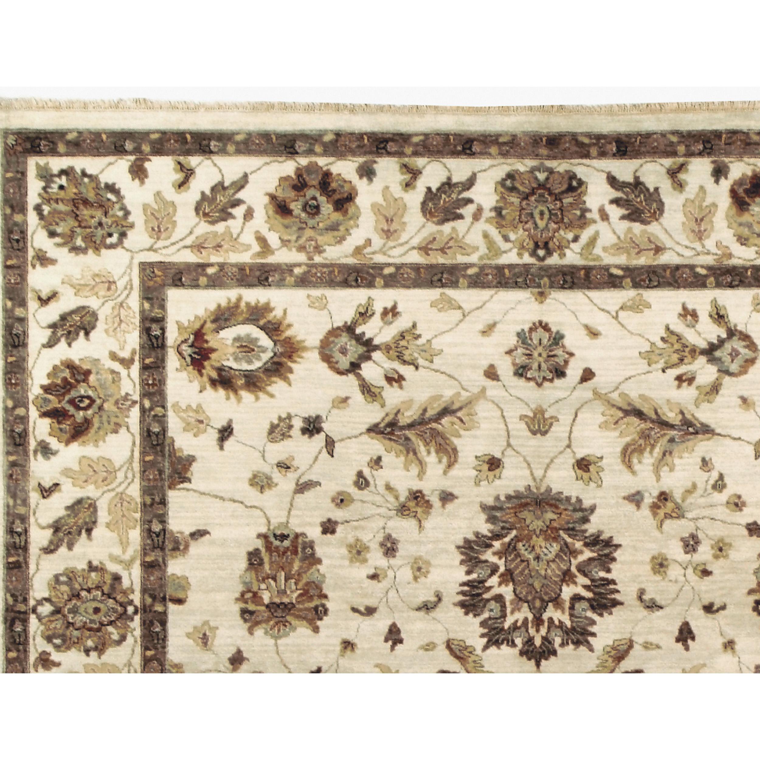 Méticuleusement confectionné, ce tapis fait appel aux techniques de tissage traditionnelles les plus complexes de l'Inde, guidées par l'expertise d'artisans qualifiés. Chaque tapis est un travail d'amour, les tisseurs à la main consacrant