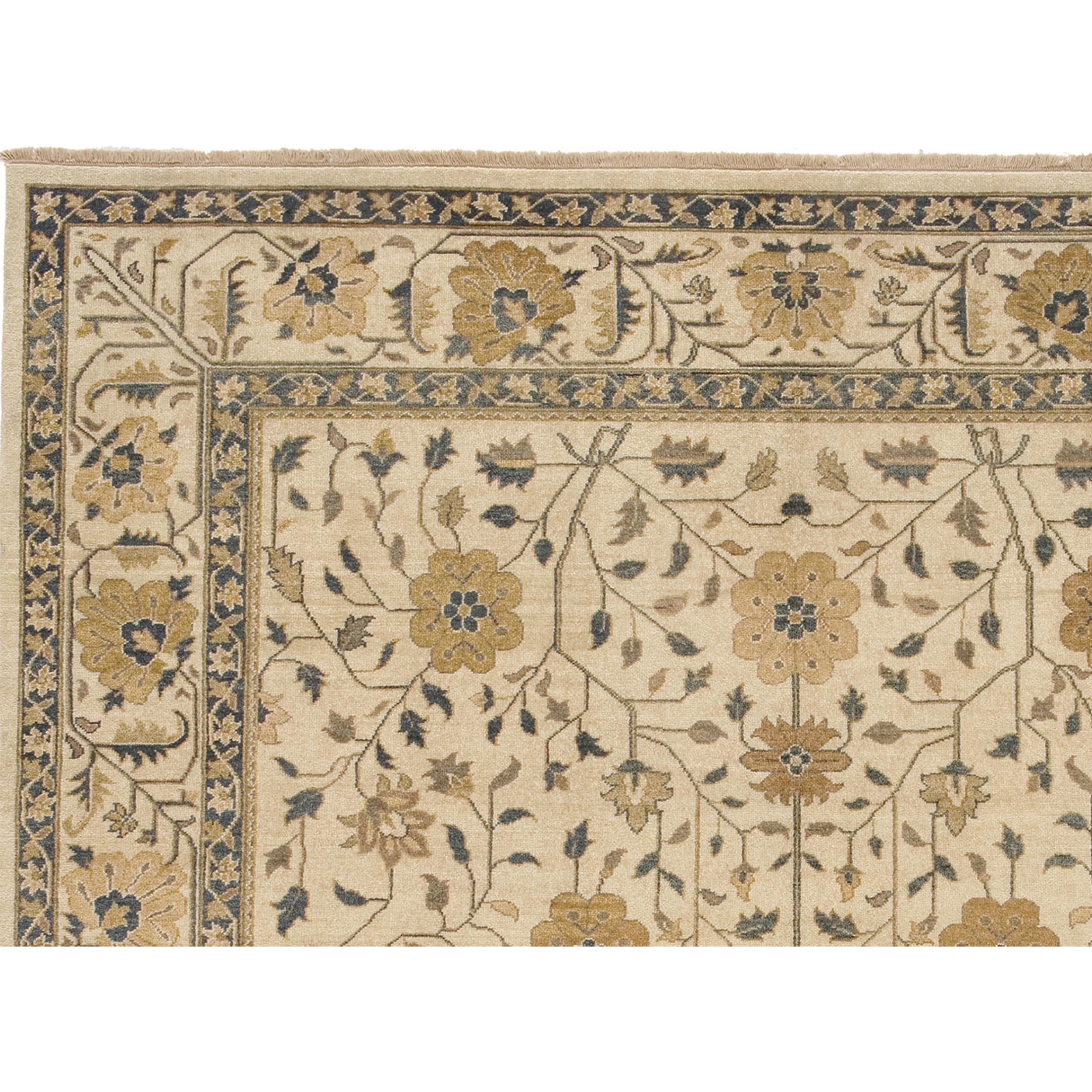 Ce luxueux tapis traditionnel noué à la main, qui a fait l'objet d'un travail méticuleux, est fabriqué à partir de la laine la plus fine. Ce tapis transcende sa fonction utilitaire et devient une œuvre d'art qui ravit les sens et s'harmonise