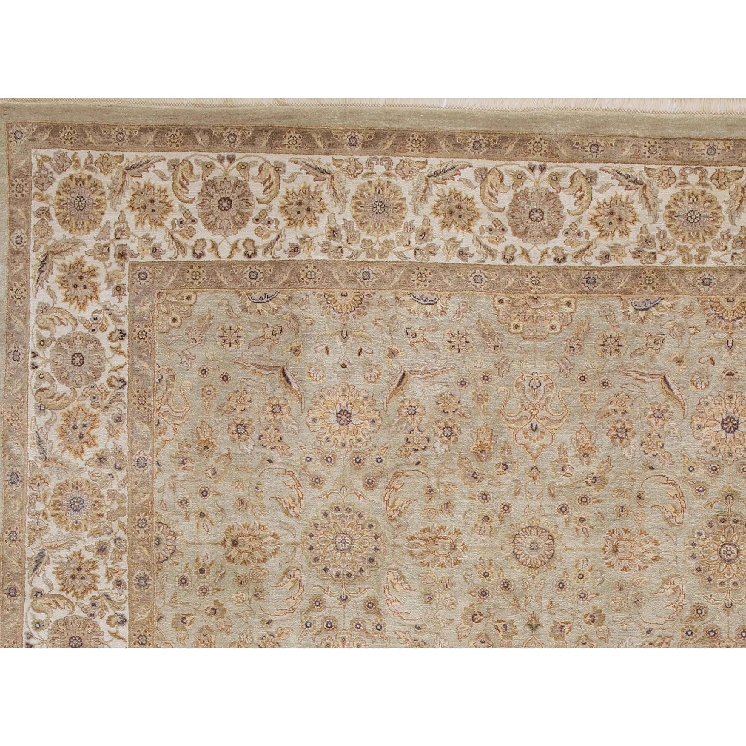 Dieser exquisite handgewebte Teppich entstammt dem künstlerischen Erbe Indiens, wo geschickte Weber ihr Handwerk perfektioniert haben. Sorgfältig aus den luxuriösesten Seiden gefertigt, ist dieser Teppich das Ergebnis einer unvergleichlichen