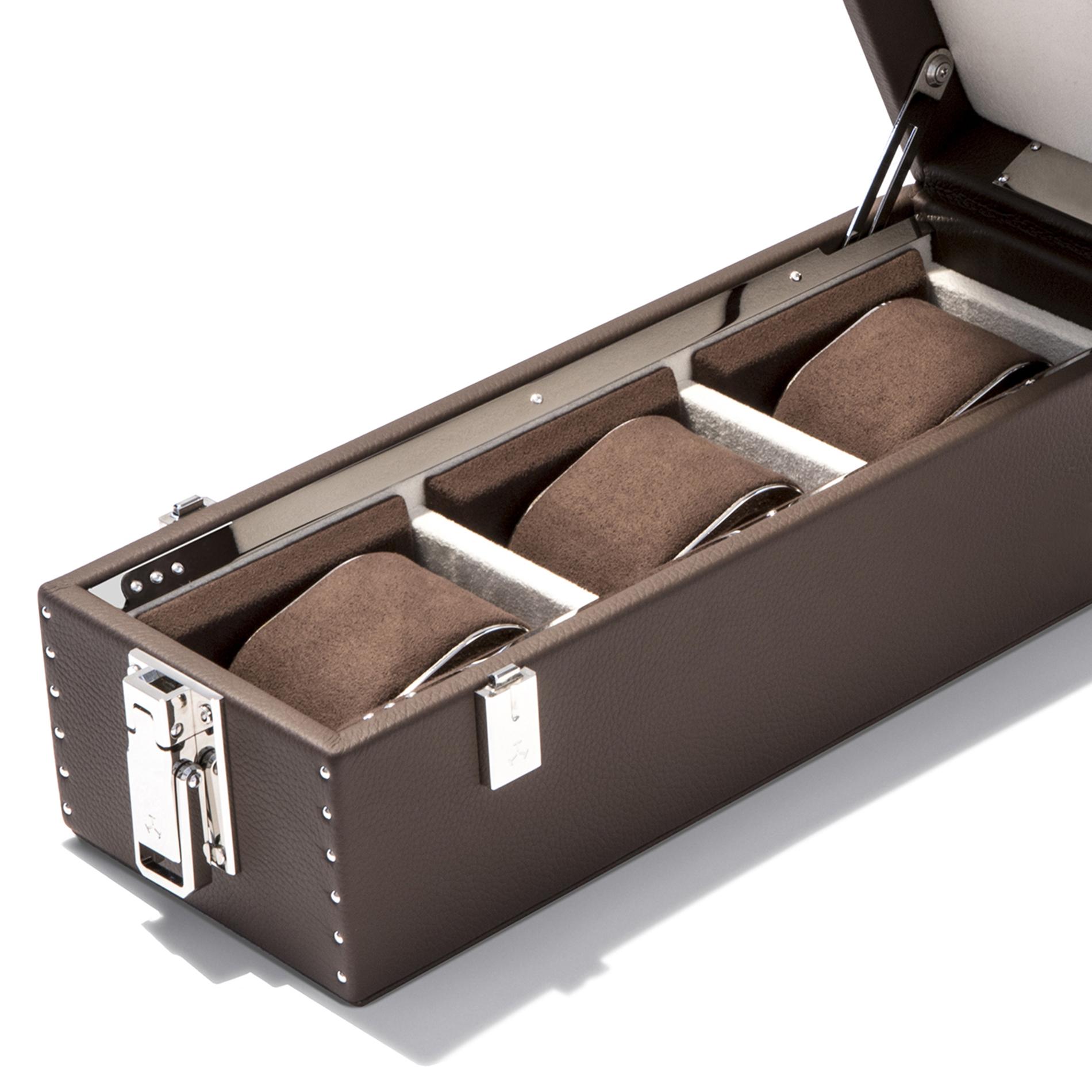 Box luxury triple watch in brown finish for 3 watches.
Covered with brown cowhide leather sheathing, box with
details and finishings in polished nickel-plated brass.
Upholstery and padding in dinamica Slate brown and silver
gray microfiber. With