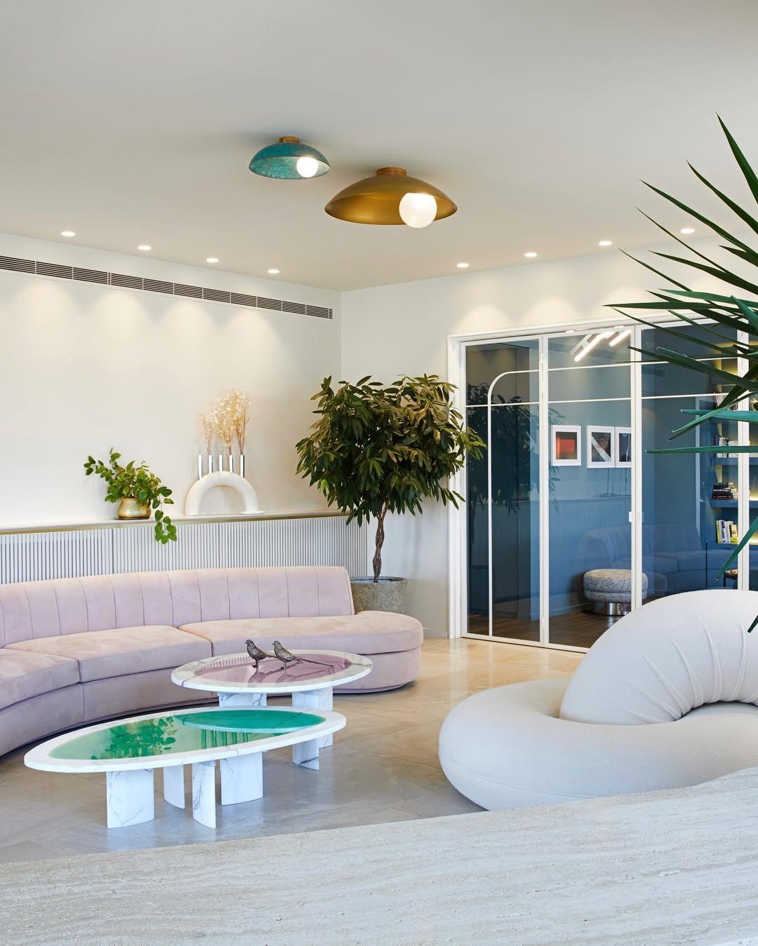 Lampada da soffitto in ottone spazzolato e borgogna Oyster di Carla Baz in vendita 1